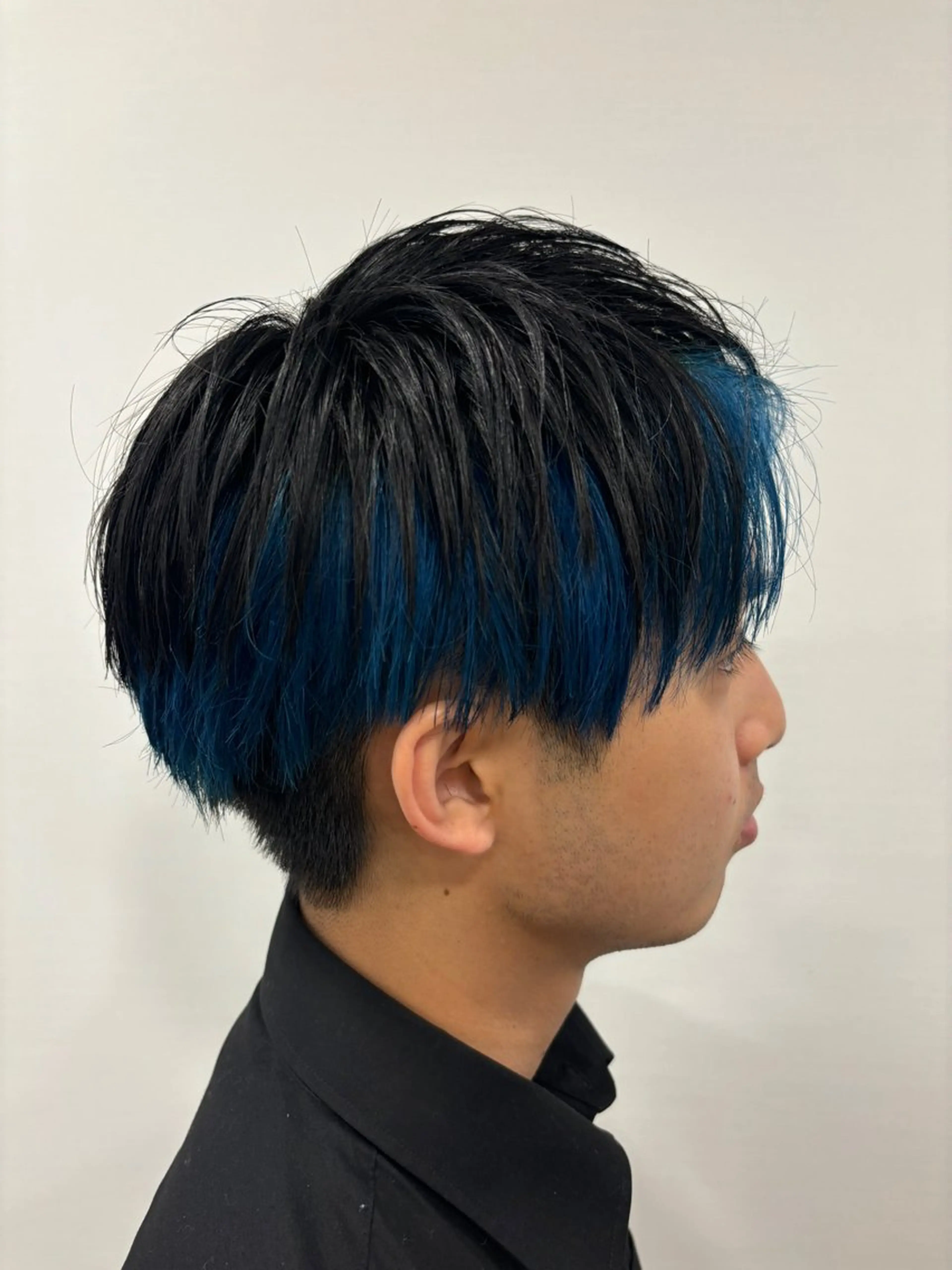 カラー メンズ センターパート マッシュ 刈り上げ ブルーカラー ヘアカラー M・TANIGUCHI ipse所属・井上 悠人のヘアスタイル