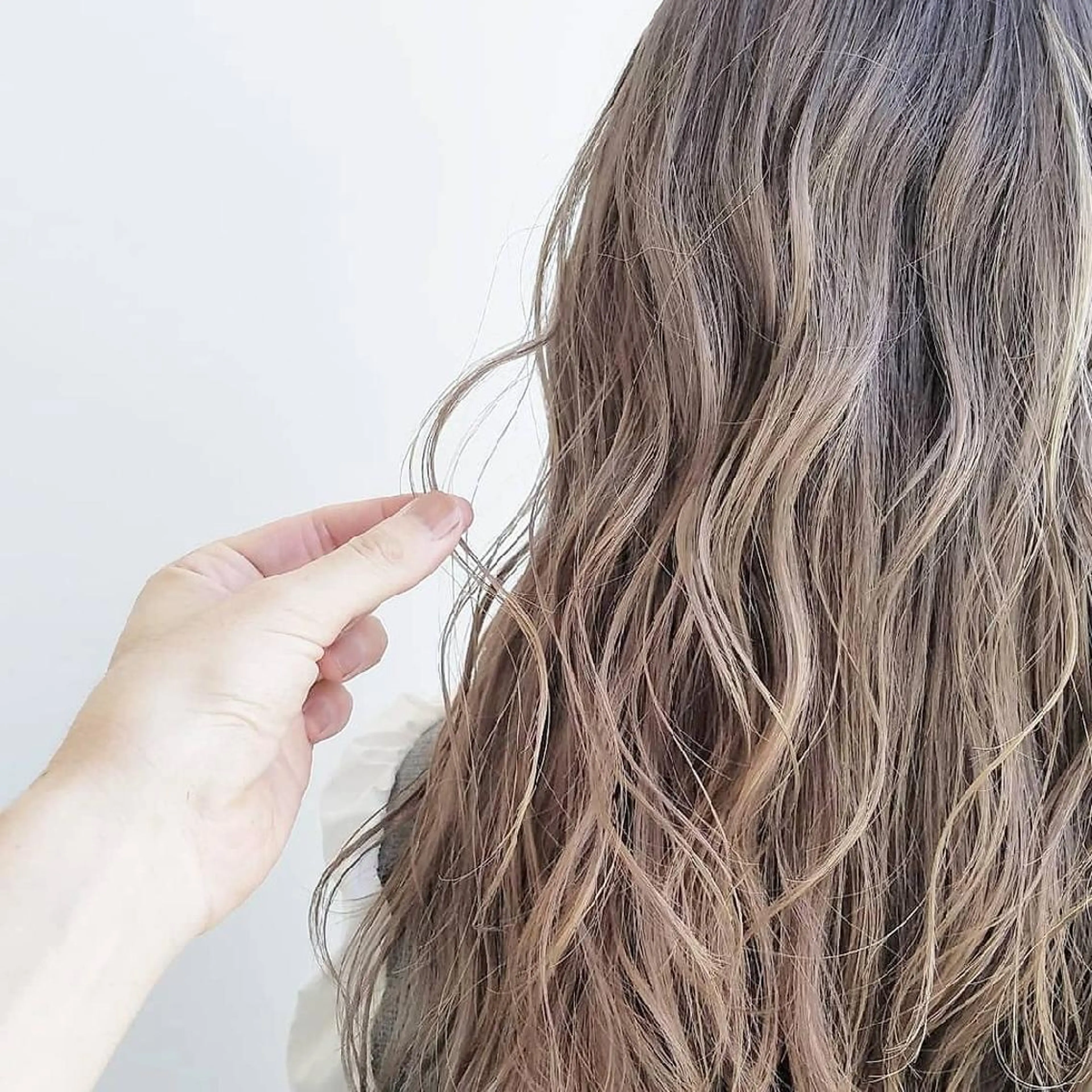 ミディアム カラー バレイヤージュ 外国人風カラー レイヤーカット iplus✴ まつげ、眉毛、耳つぼのマツエク・マツパデザイン