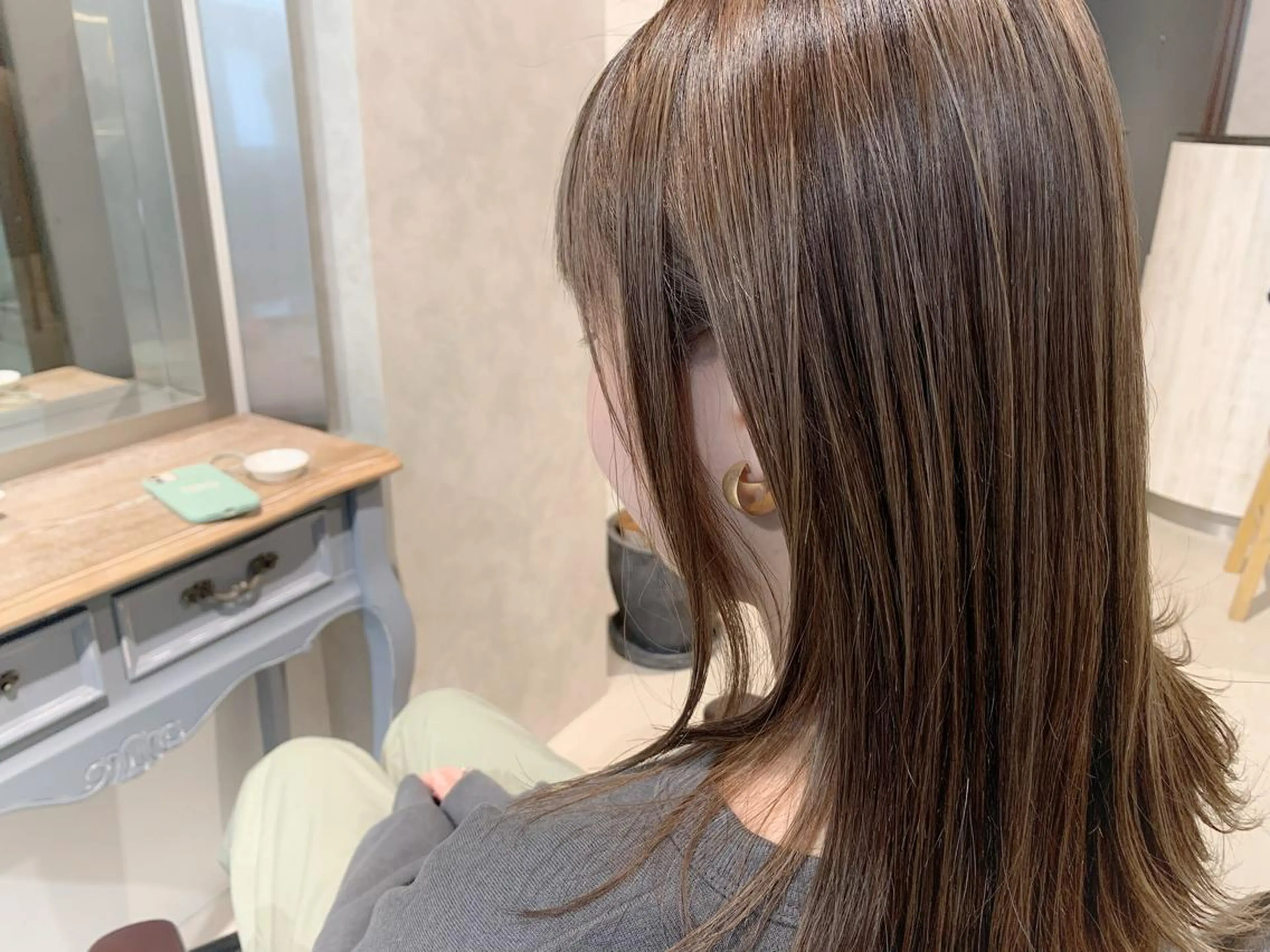 ミディアム カラー ベージュカラー ハイライトカラー ハイライト EMANON天神所属・Hitomi Ezakiのヘアスタイル