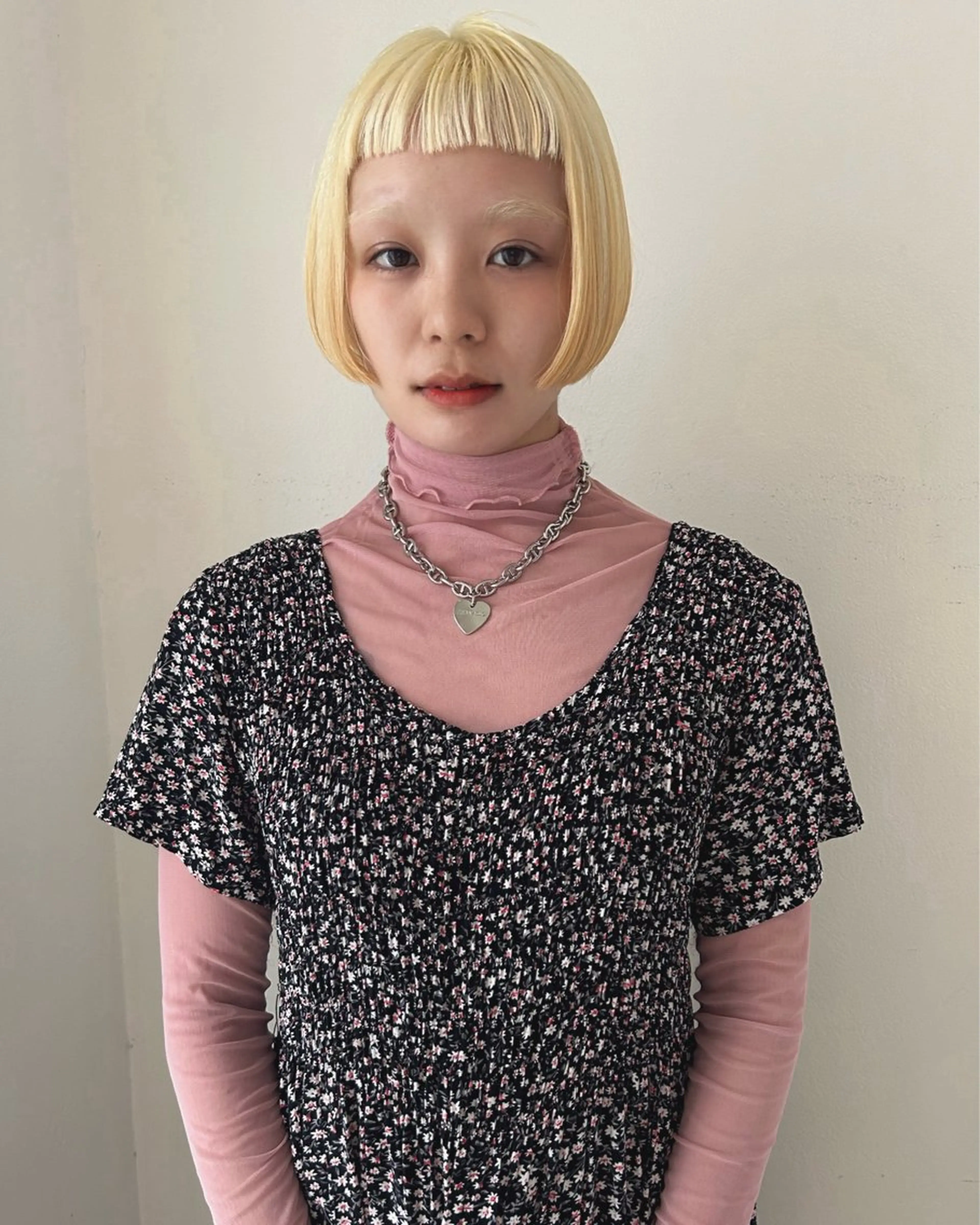ショート カラー ボブ オン眉 カット ヘアカラー トリートメント Loom.所属・村上雅人 ナチュラルモードのヘアスタイル