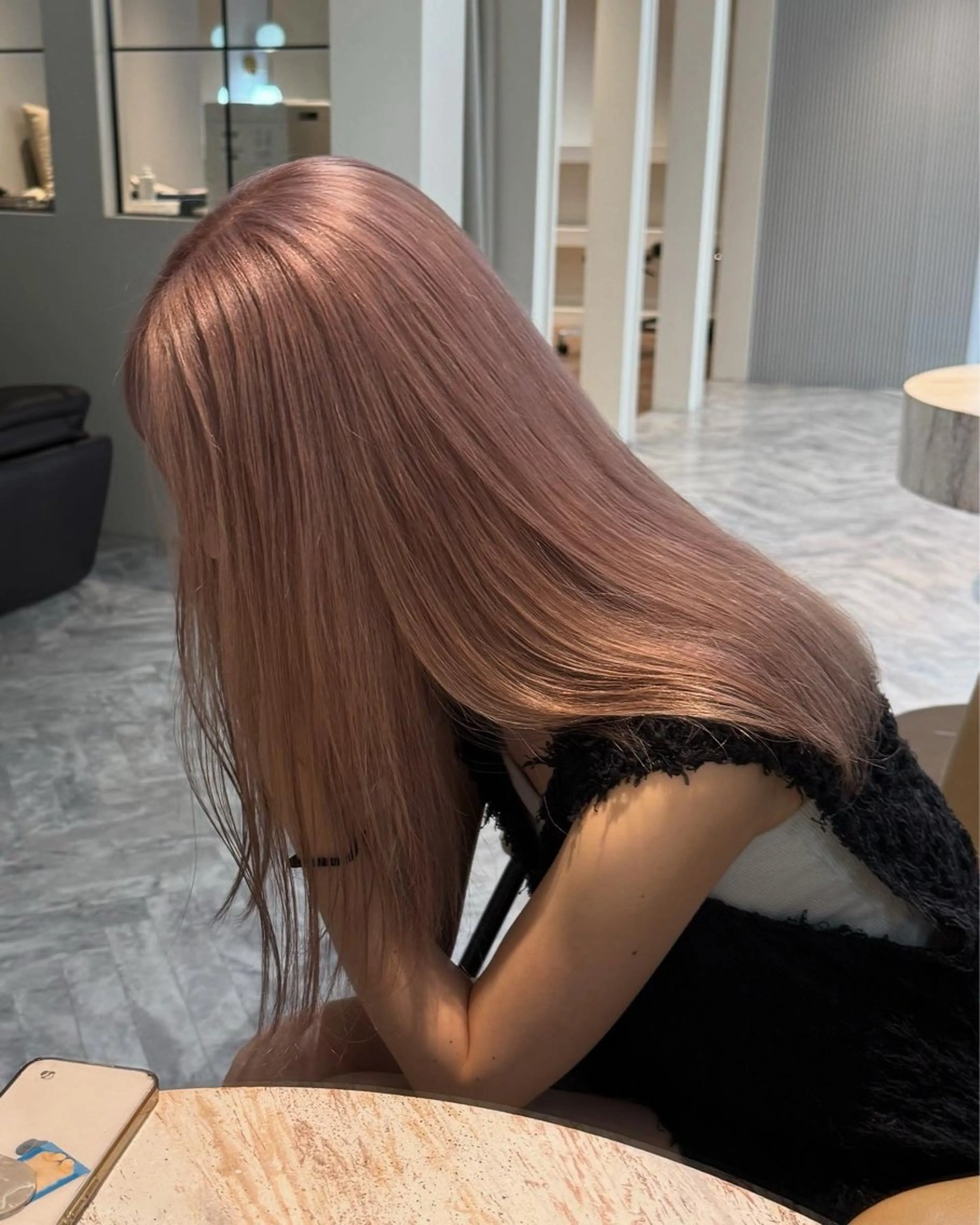 ロング カラー ミルクティー× グレージュMOMOのヘアスタイル