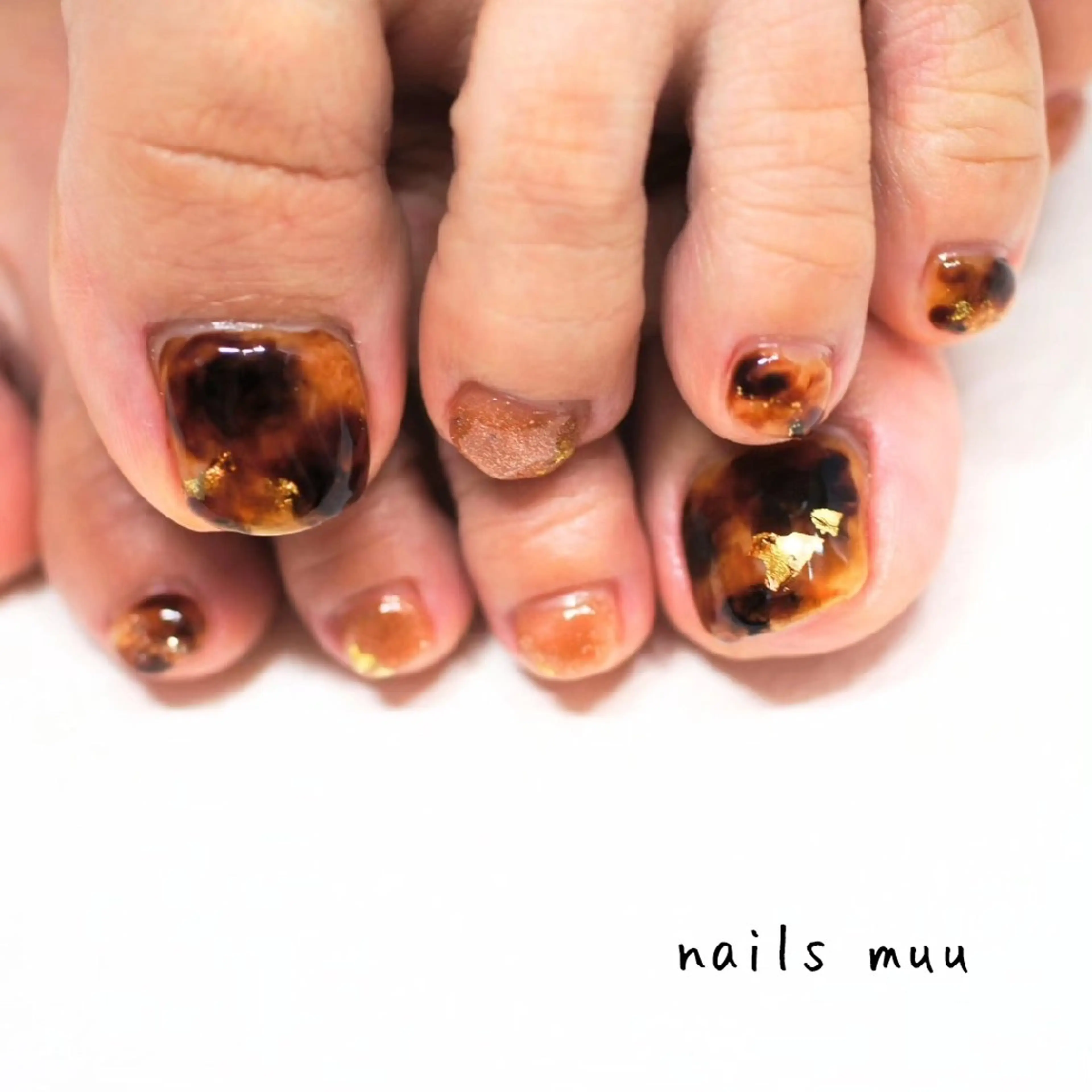 ネイル べっ甲ネイル ブラウン フットネイル おそろいネイル ニュアンスネイル フットネイル nails muu まゆのネイルデザイン
