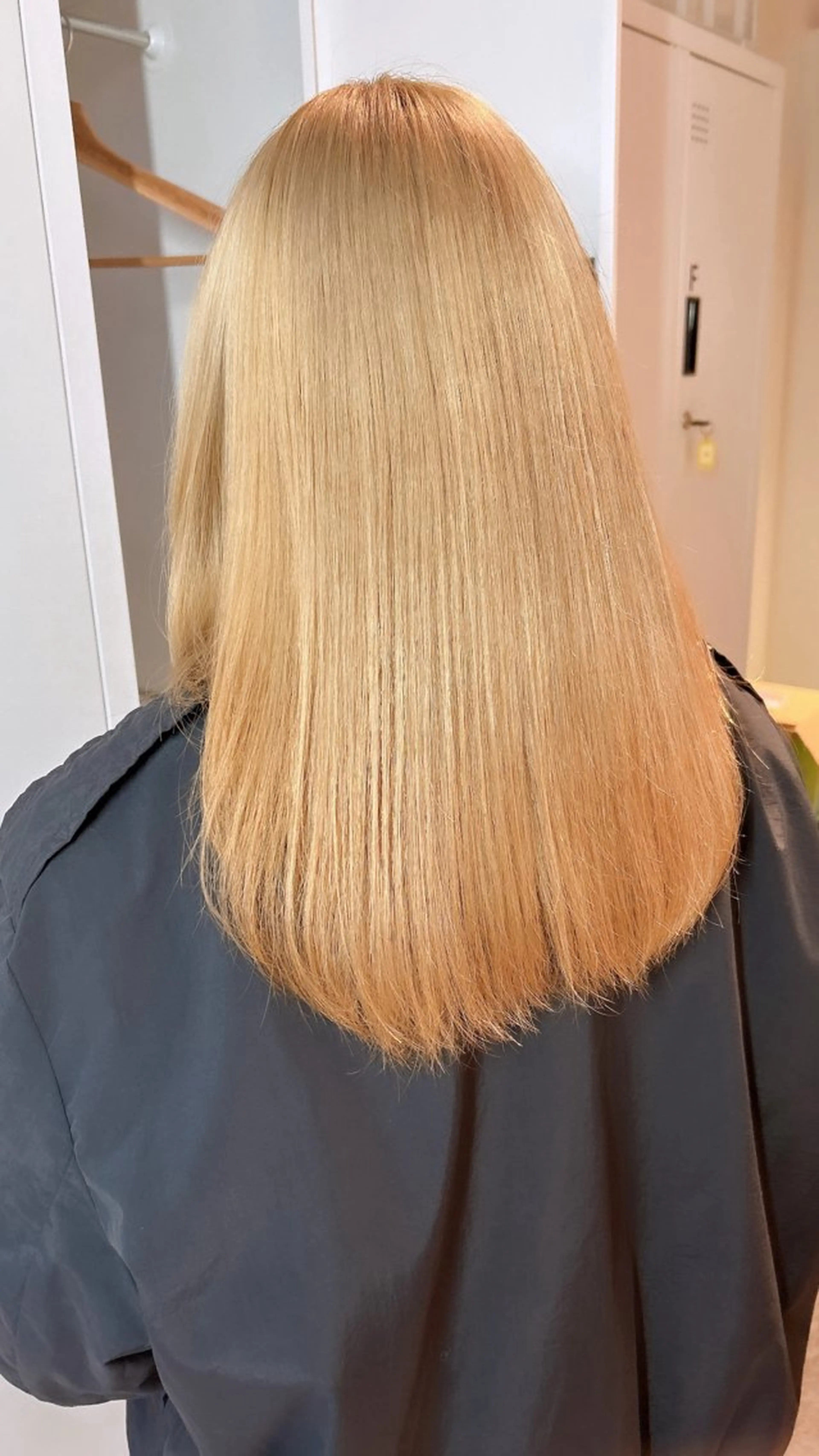 セミロング カラー ブロンド 髪質改善特化型美容師 🫧岡本璃来🫧のヘアスタイル