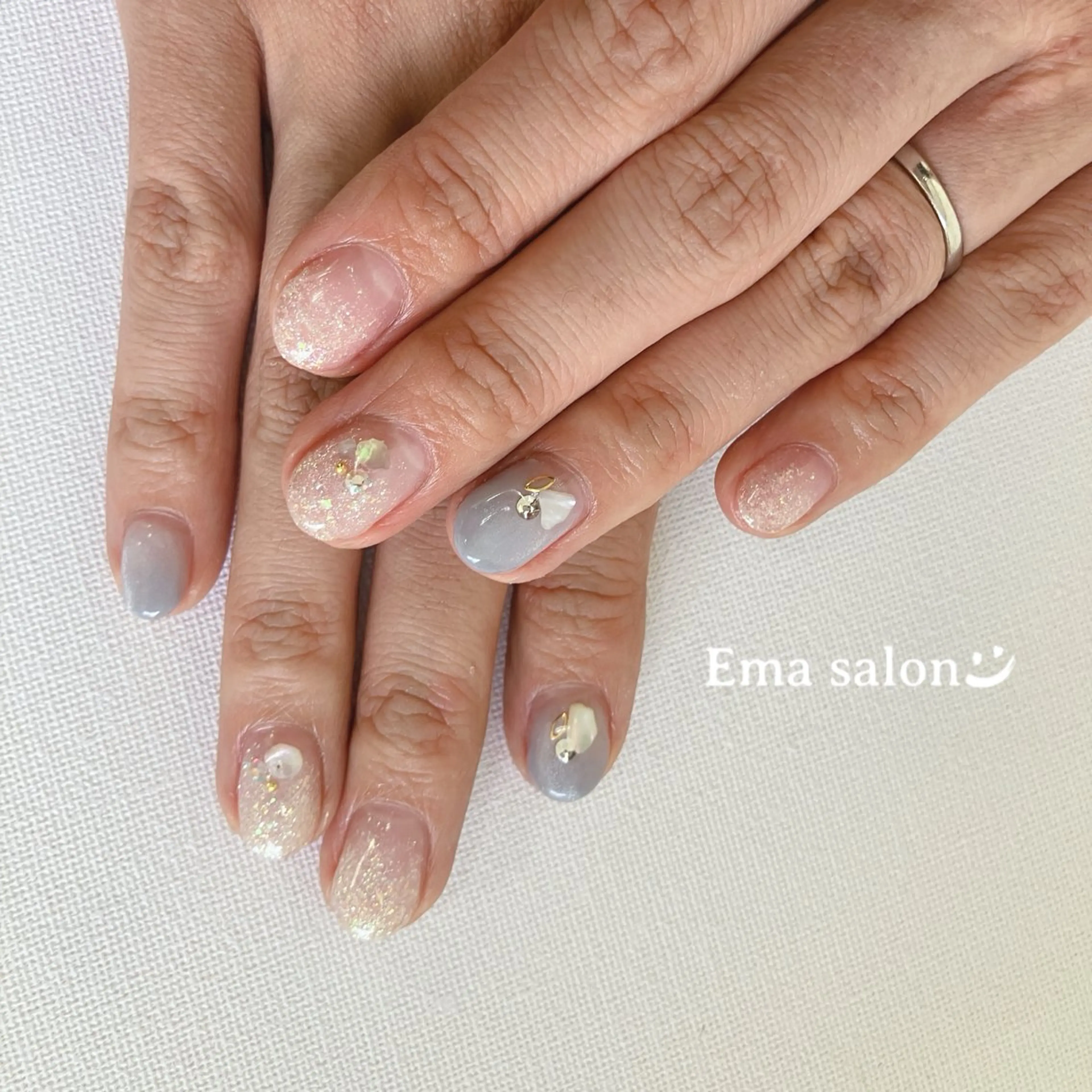 ネイル オーロラネイル ブルー グラデーション ラメ(グリッター) ストーンネイル ハンドネイル Ema salon satomiのネイルデザイン