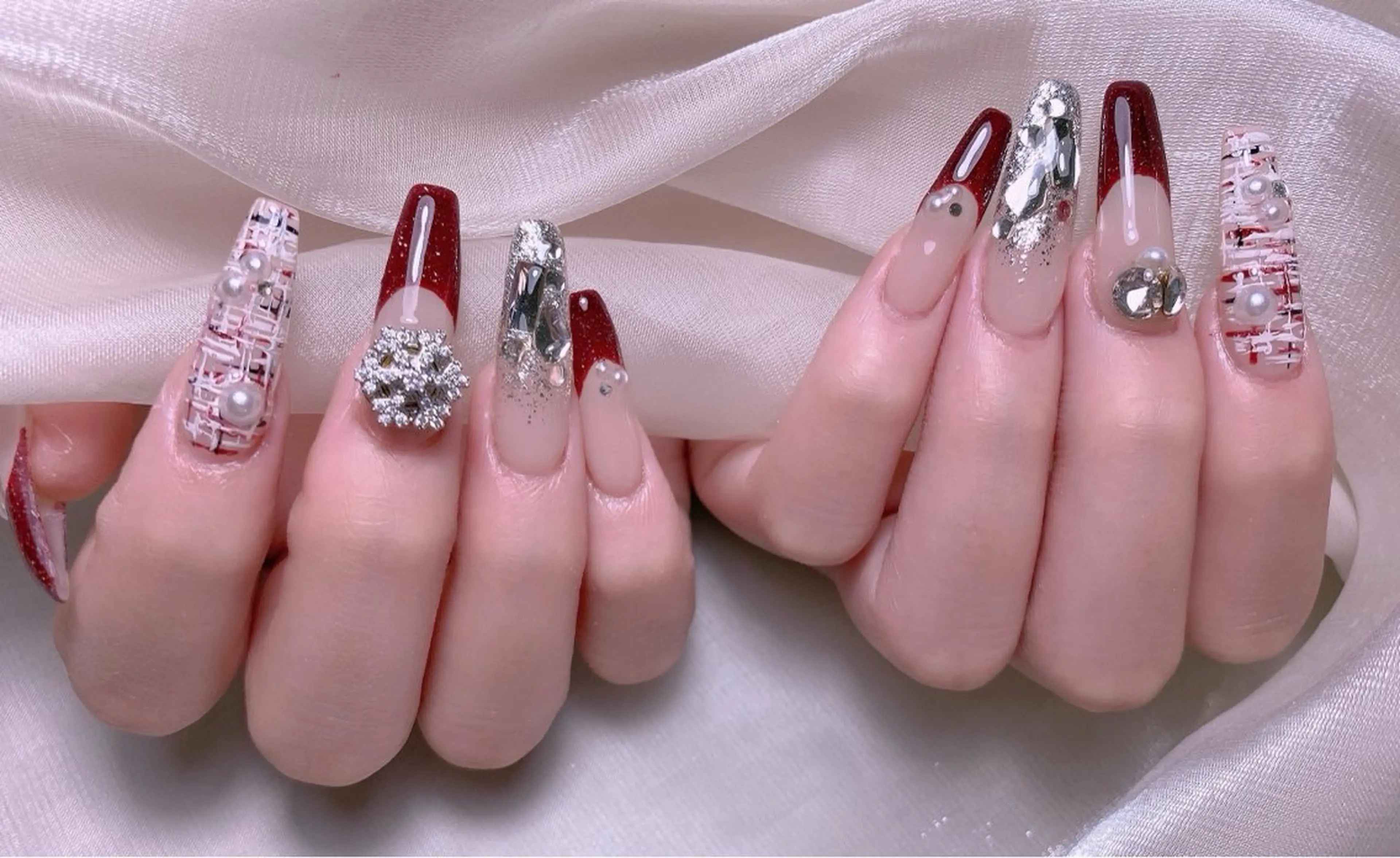 ネイル ブルー チークネイル フレンチネイル ハート ホログラムネイル ハンドネイル 美爪パラジェル導入店 Sunnilyのネイルデザイン