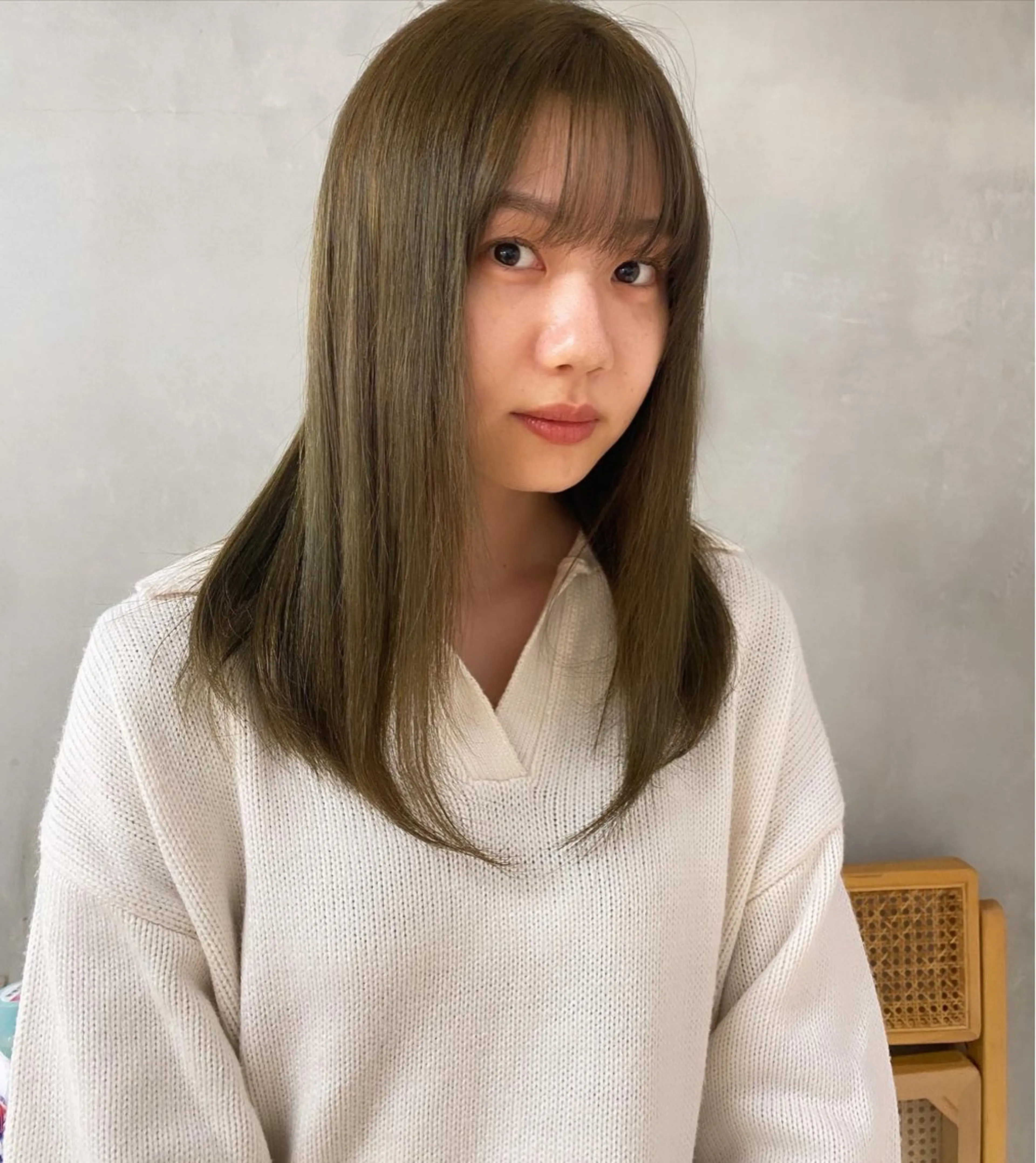 カラー ベージュカラー ブリーチ ダブルカラー オリーブベージュ まお♡レイヤーカット 耳ツボジュエリーのヘアスタイル