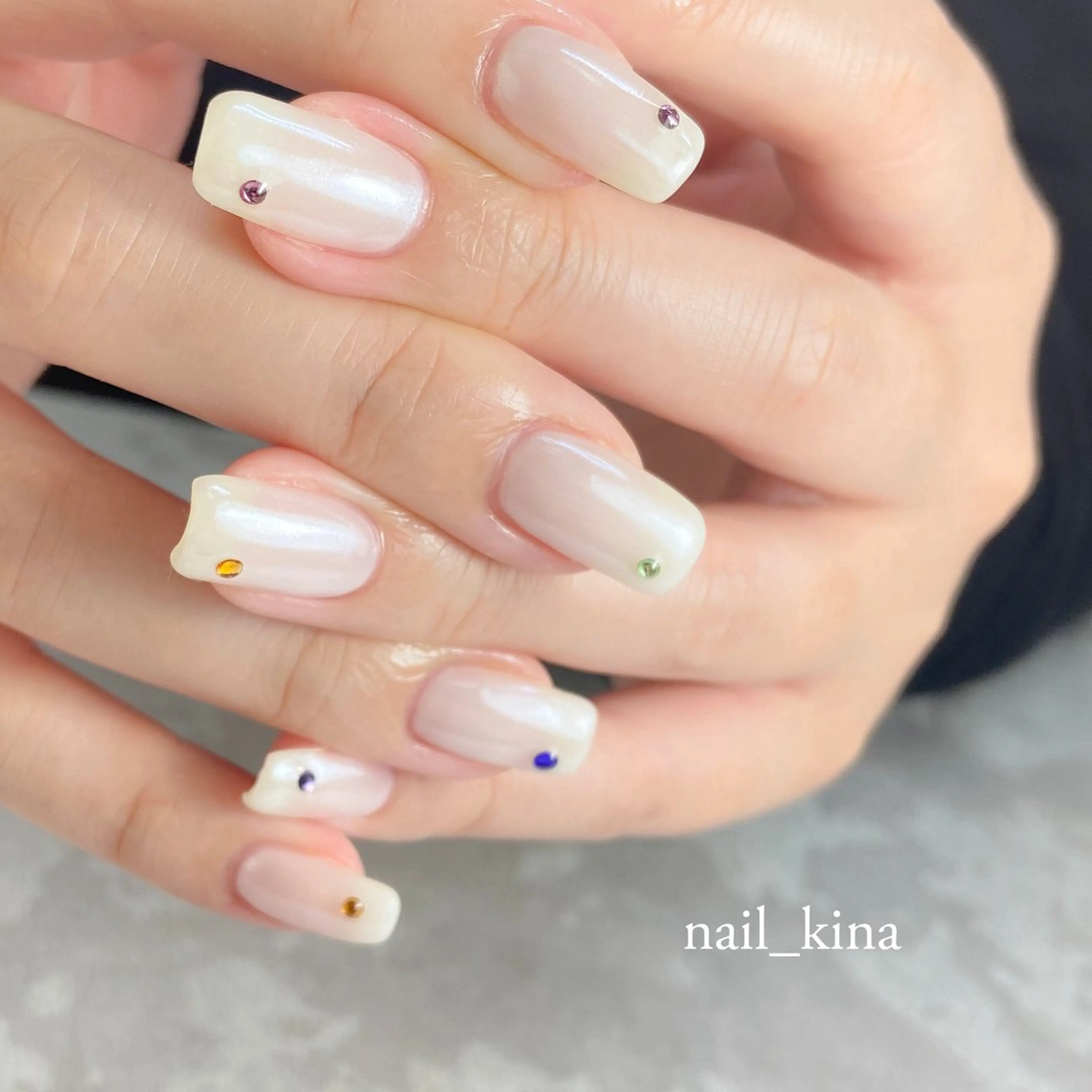 ネイル オーロラネイル シンプルネイル ストーンネイル ホワイト ハンドネイル nail_ kinaのネイルデザイン