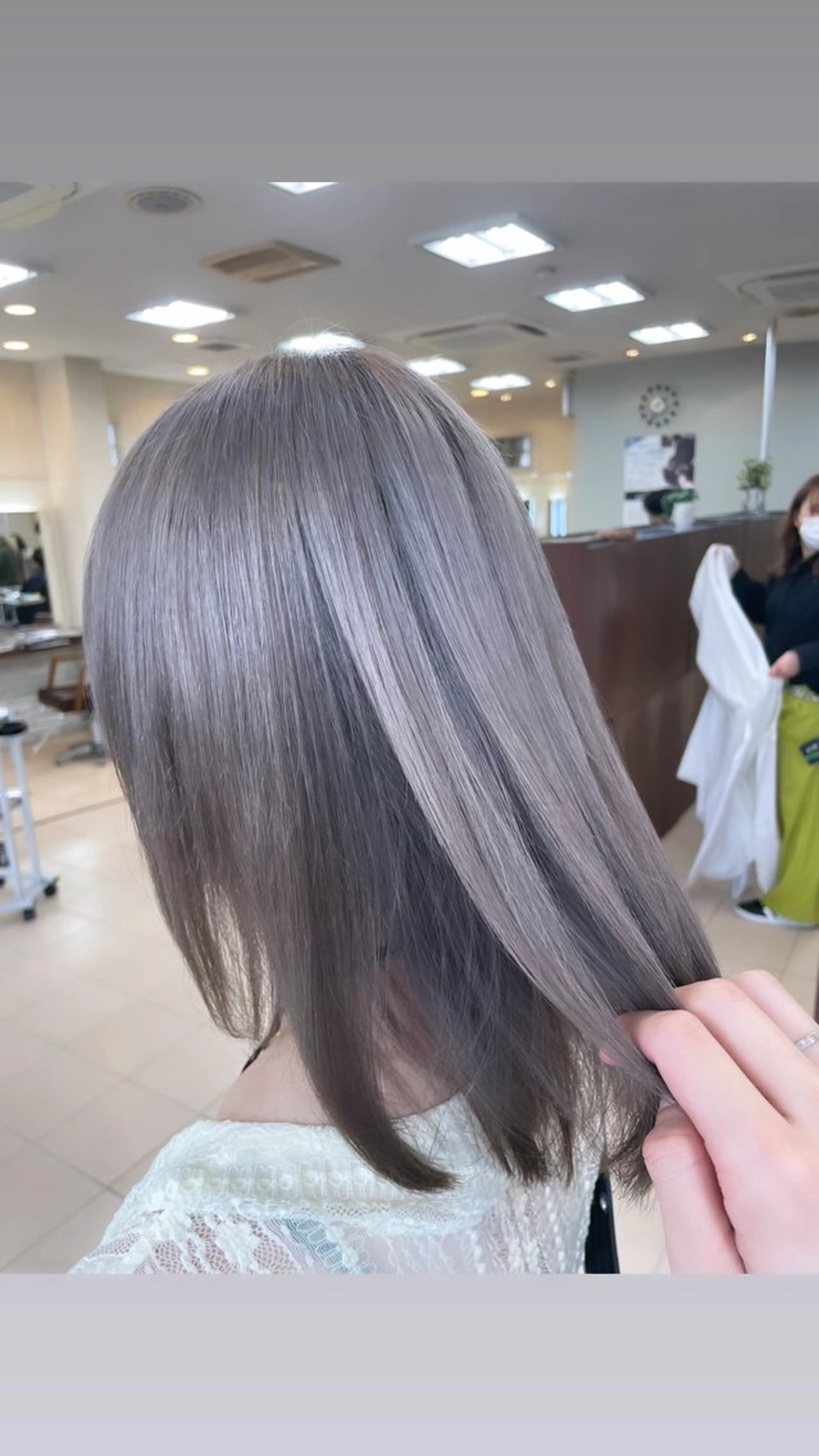 ミディアム カラー 秋山 実憂のヘアスタイル