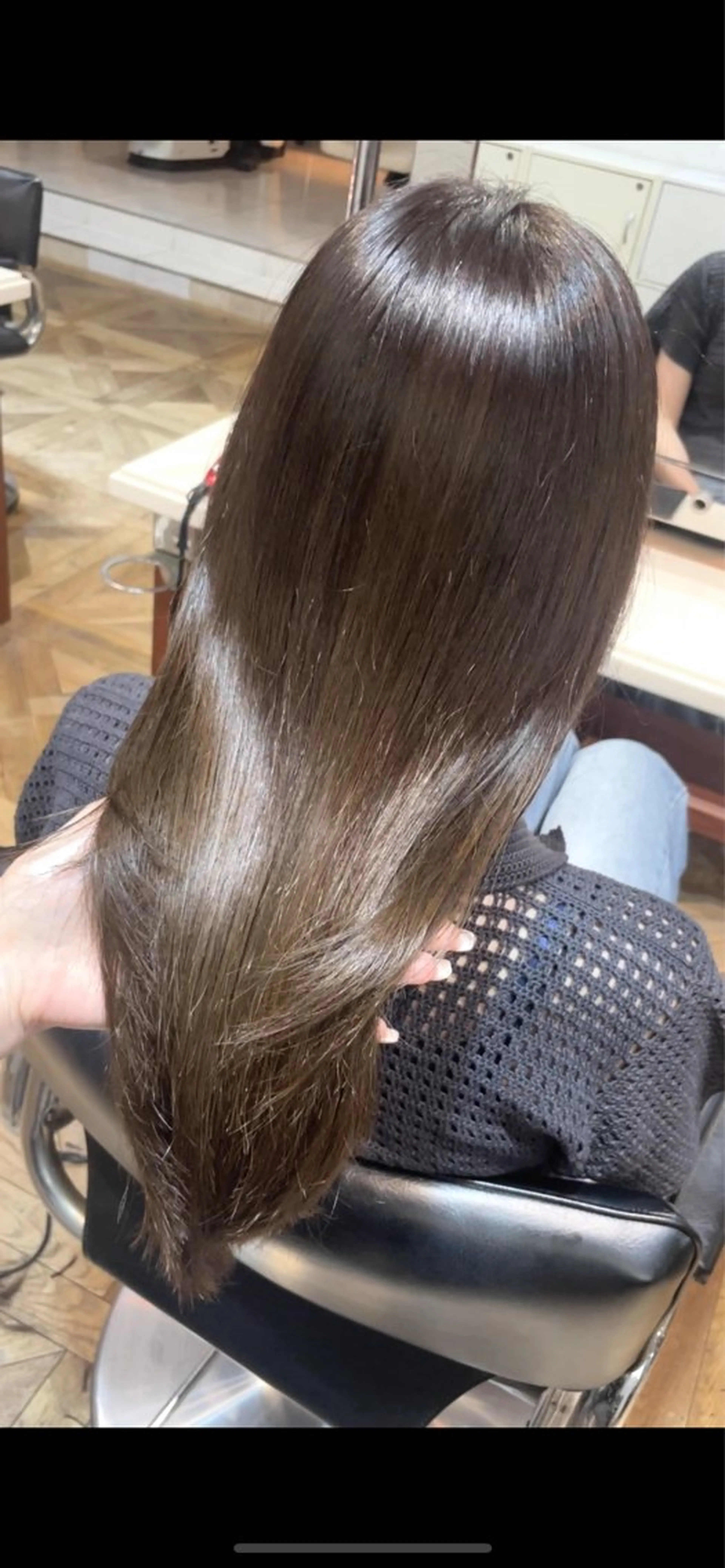 セミロング カラー ベージュカラー ブリーチ グレージュ ブリーチなしカラー オリーブベージュ カット ヘアカラー トリートメント BEBE所属・ブリーチなし 透明感カラーKANAのヘアスタイル