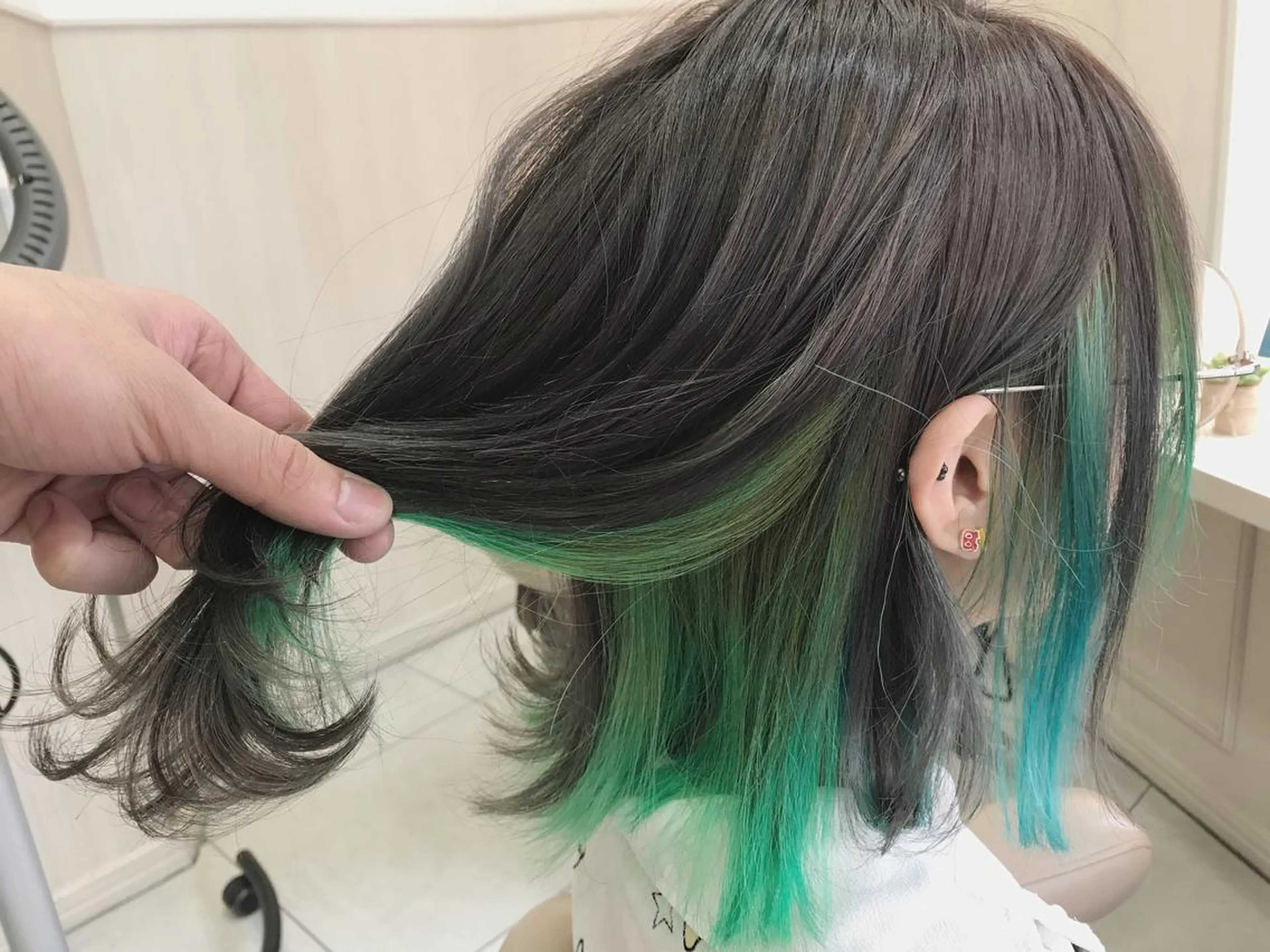 ショート カラー アッシュ ブルーカラー 透明感カラー 吉岡 三四朗のヘアスタイル