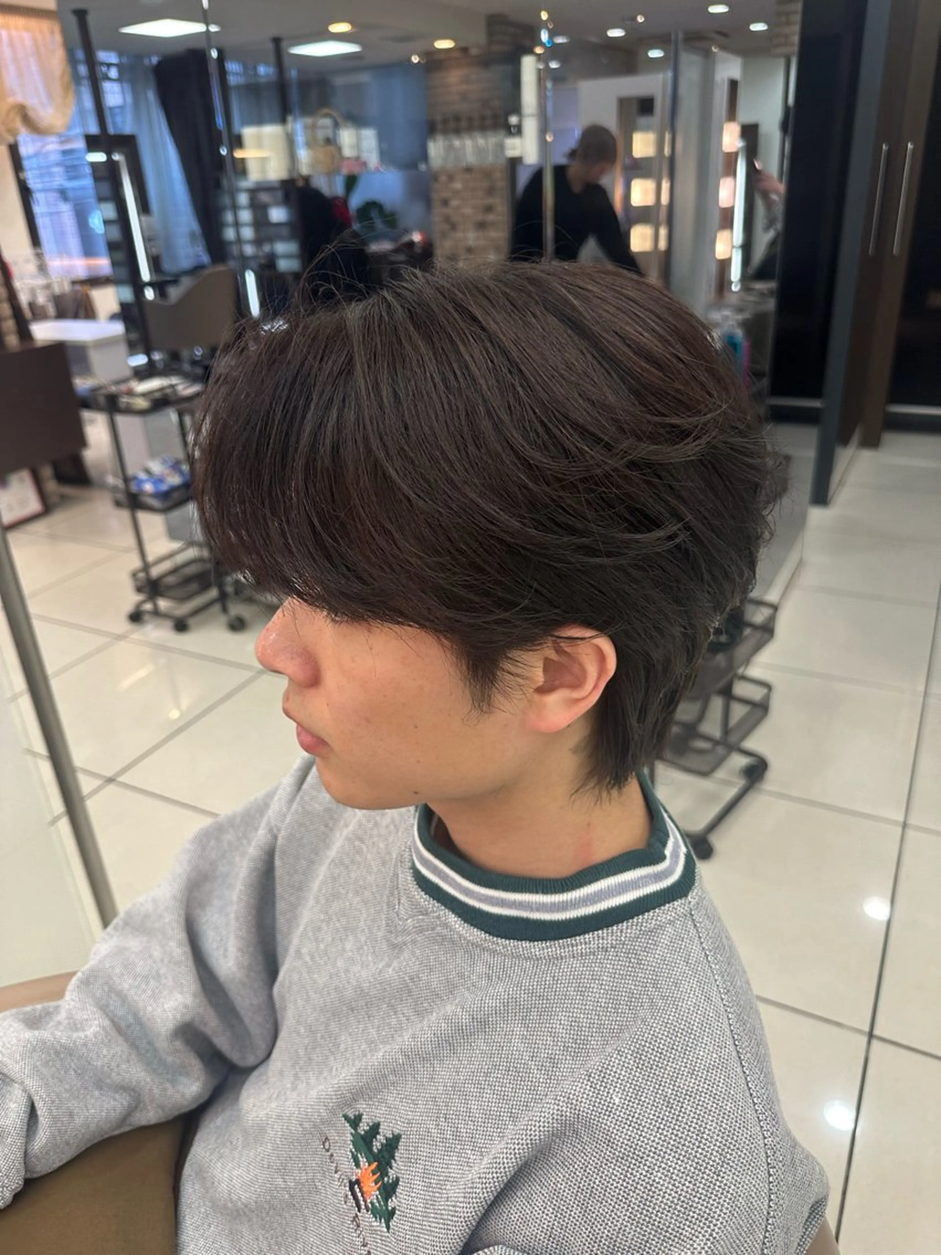 メンズ カット ラウンドマッシュシャ ドウニュアンスパーマのヘアスタイル