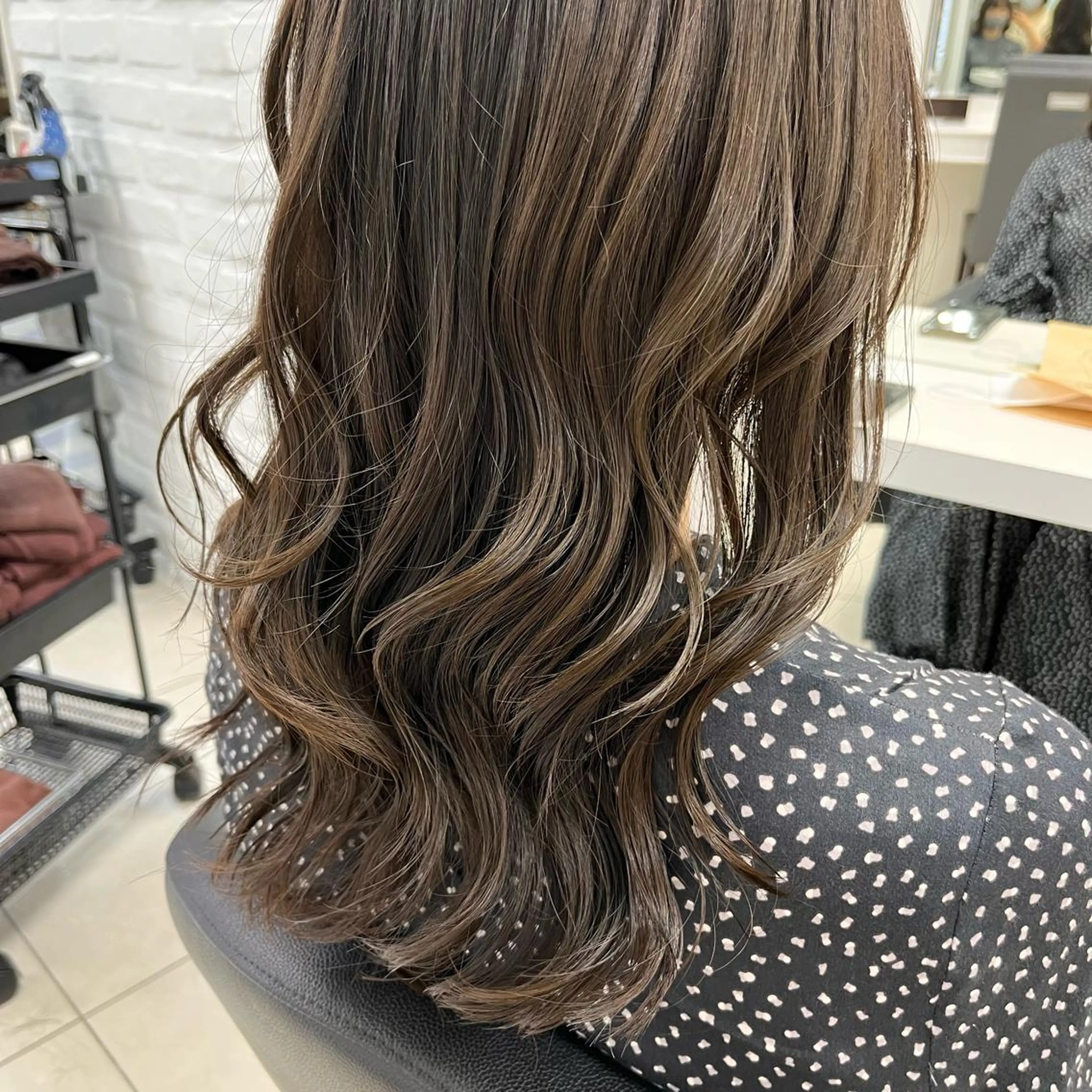 ミディアム カラー アッシュ ブリーチ 透明感カラー ブリーチなしカラー カット ヘアカラー トリートメント メンズヘア専門🦊 RYOKAのヘアスタイル