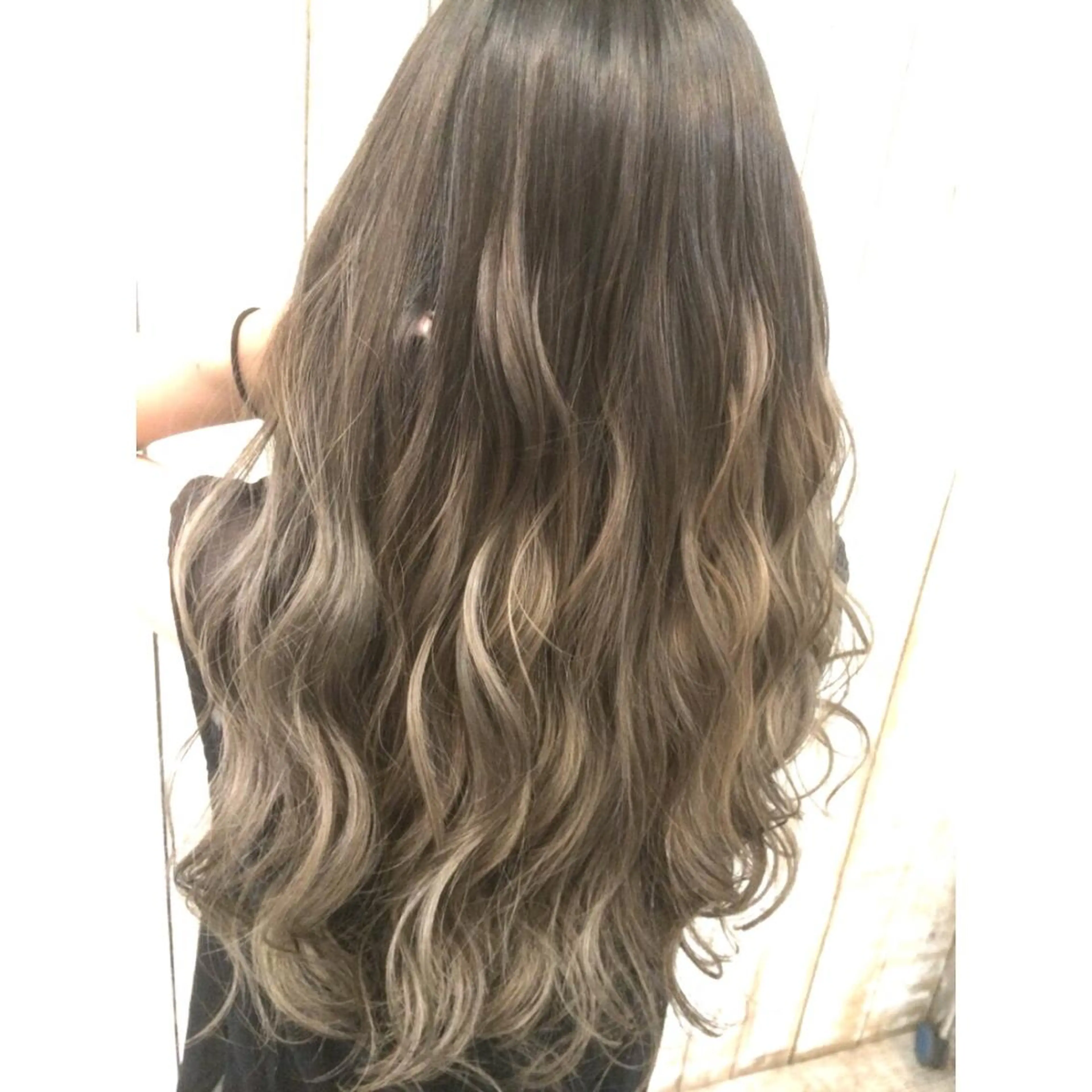 ロング カラー バレイヤージュ ベージュカラー レイヤーカット 井上 一平のヘアスタイル