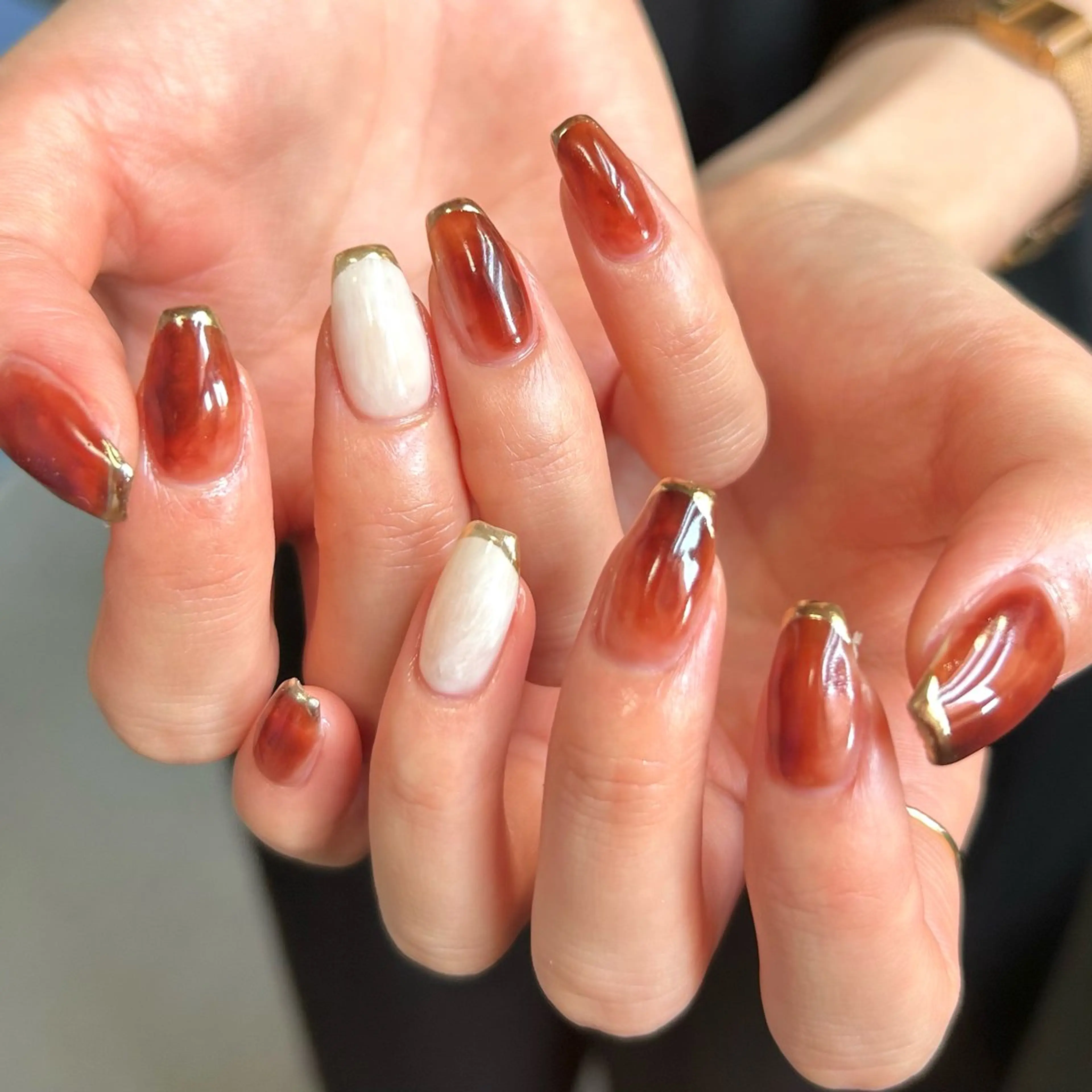 ネイル ブラウン ニュアンスネイル ホワイト ハンドネイル shine'an fuka🌿🫧のネイルデザイン
