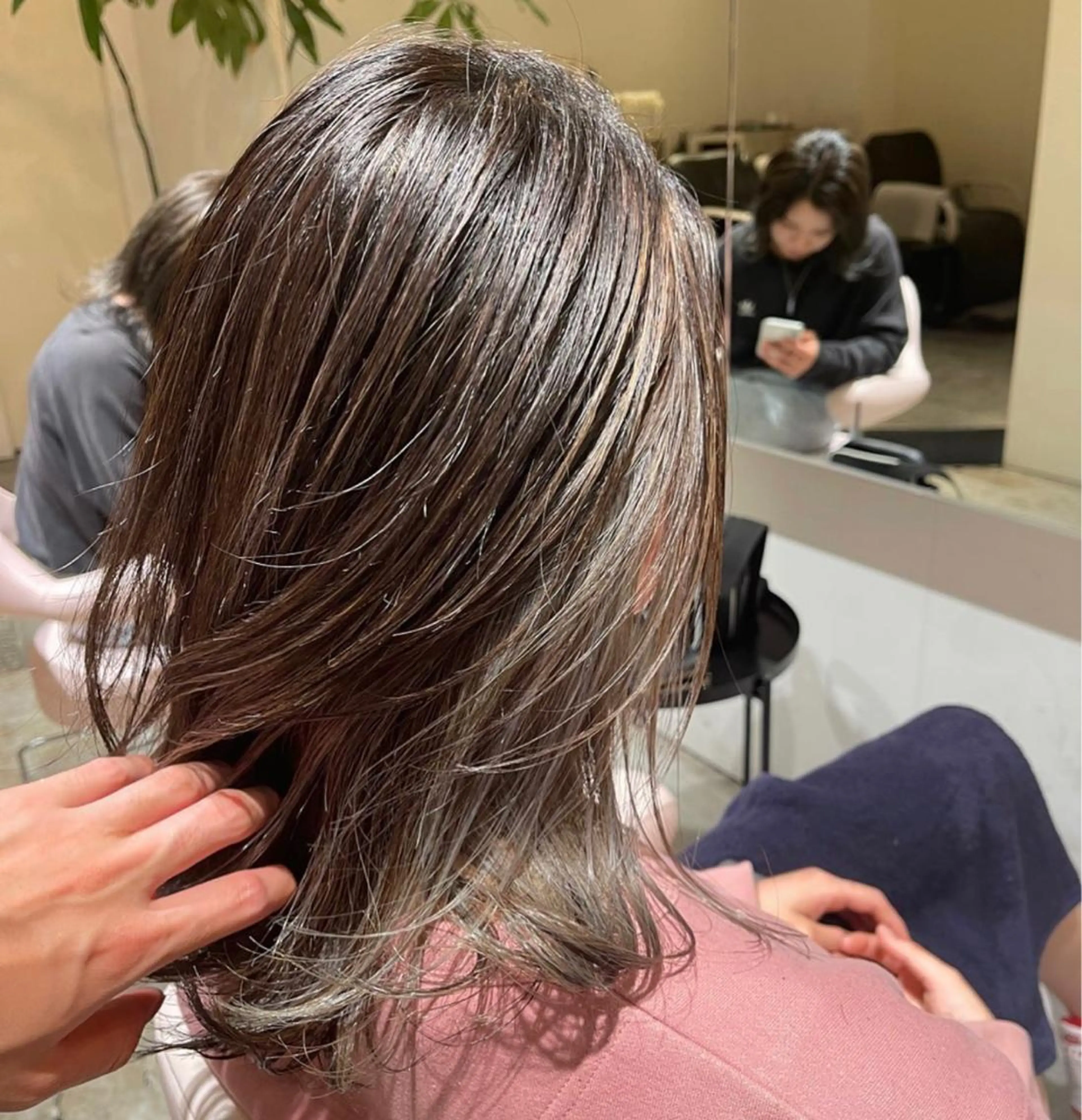 ミディアム カラー ベージュカラー グレージュ インナーカラー peakshair所属・北堀江メンズパーマ 特化◎下村悠人のヘアスタイル