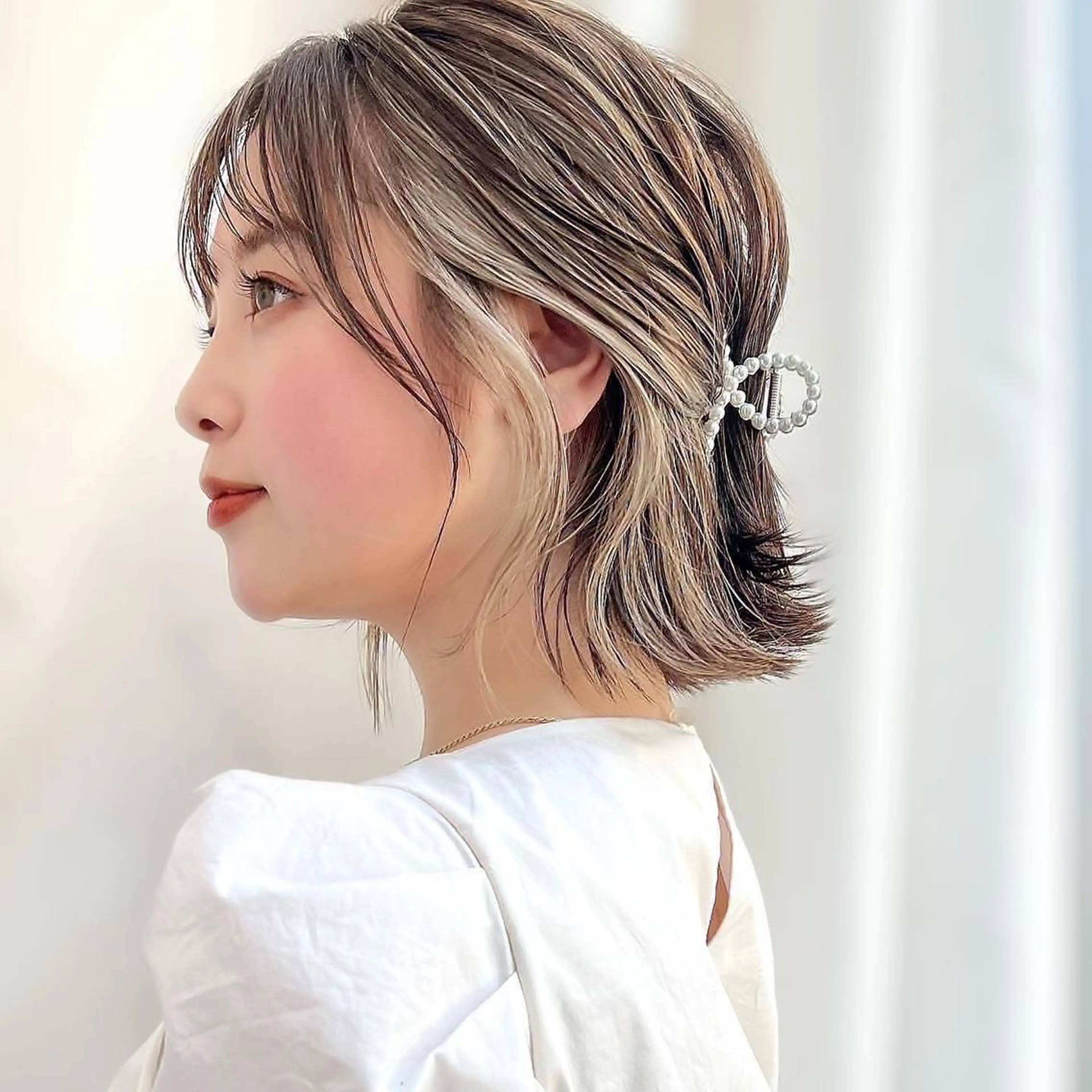 ショート カラー 切りっぱなしボブ 前下がりボブ ブリーチ グレージュ イルミナカラー カット ヘアカラー トリートメント ニュアンスレイヤー ハイトーンカラーのヘアスタイル