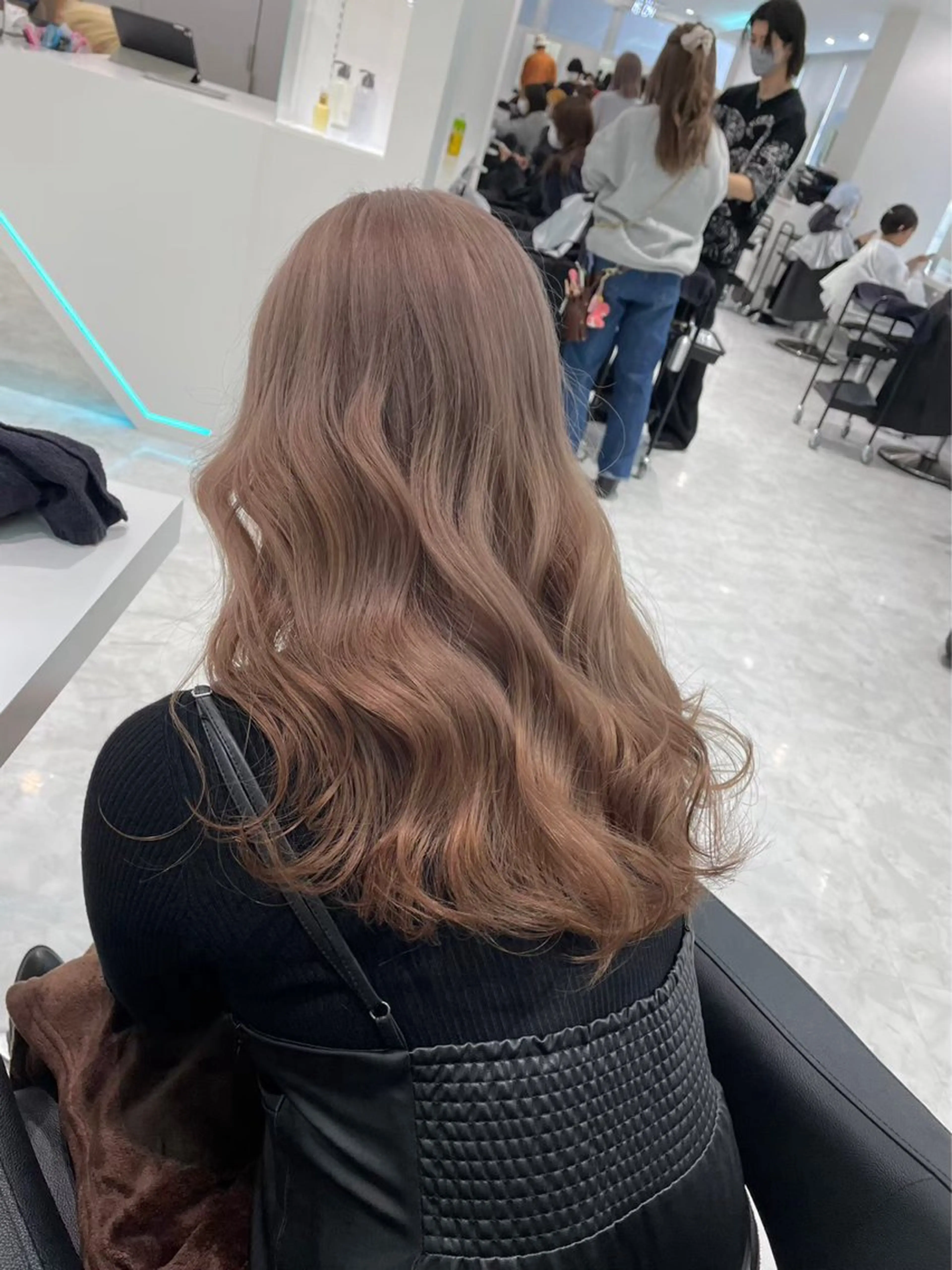 ロング カラー ヘアアレンジ ハイトーンカラー 🩵ダメージレス艶感 ハイトーン🩷のヘアスタイル