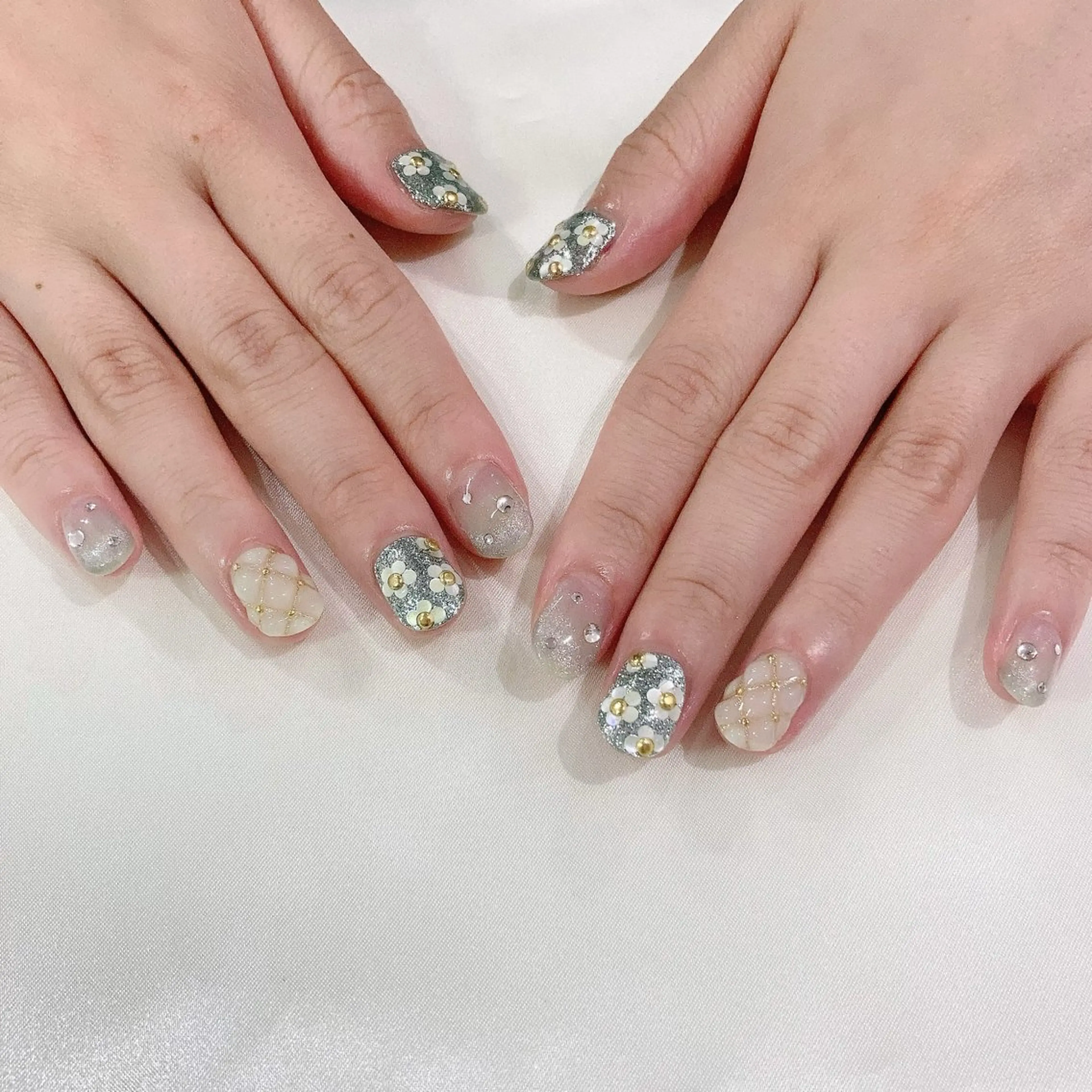 ネイル フラワーネイル ジェルネイル グリーン キラキラネイル パラジェル ハンドネイル Nail Kのネイルデザイン