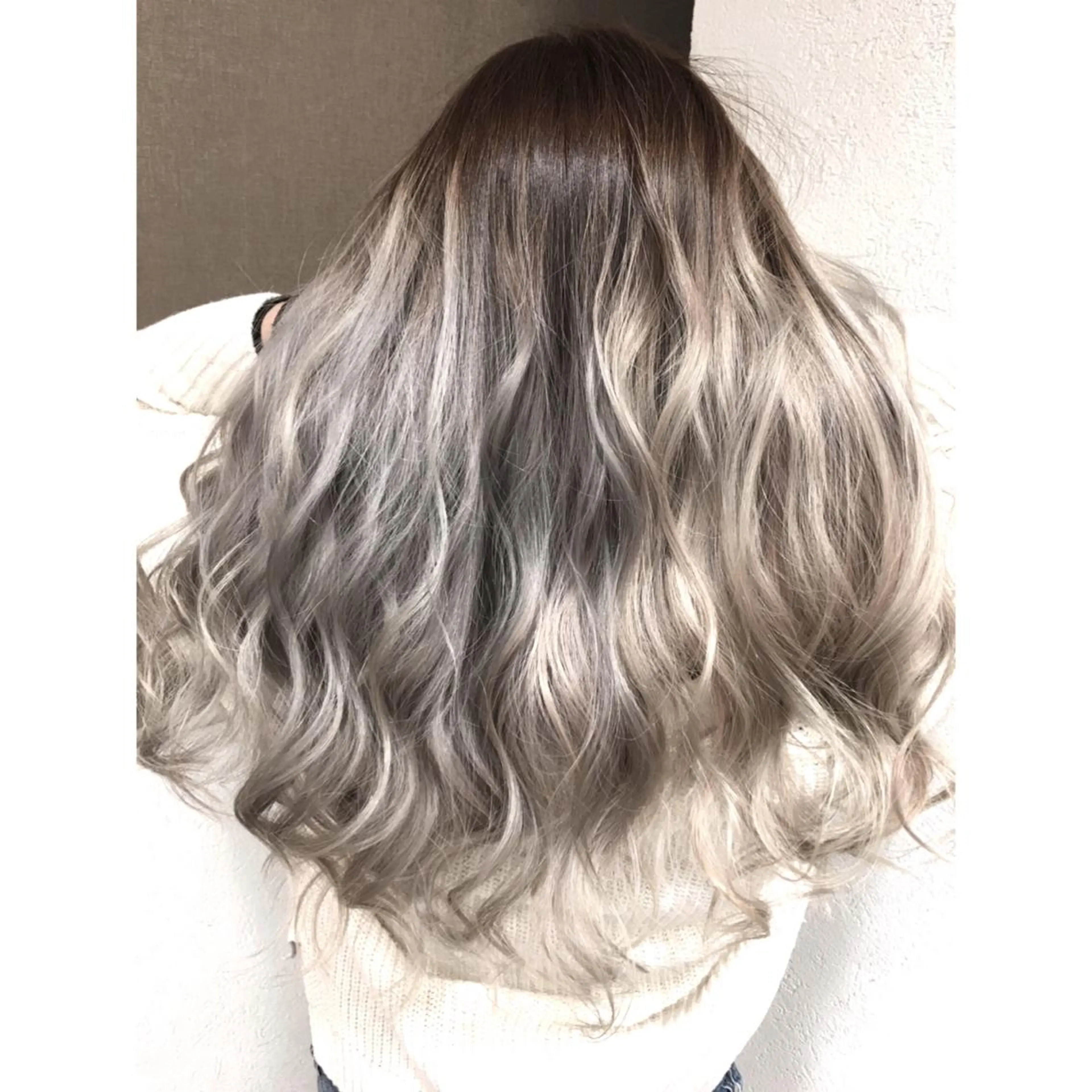 ロング カラー バレイヤージュ シルバー レイヤーカット ヘアカラー トリートメント 井上 一平のヘアスタイル