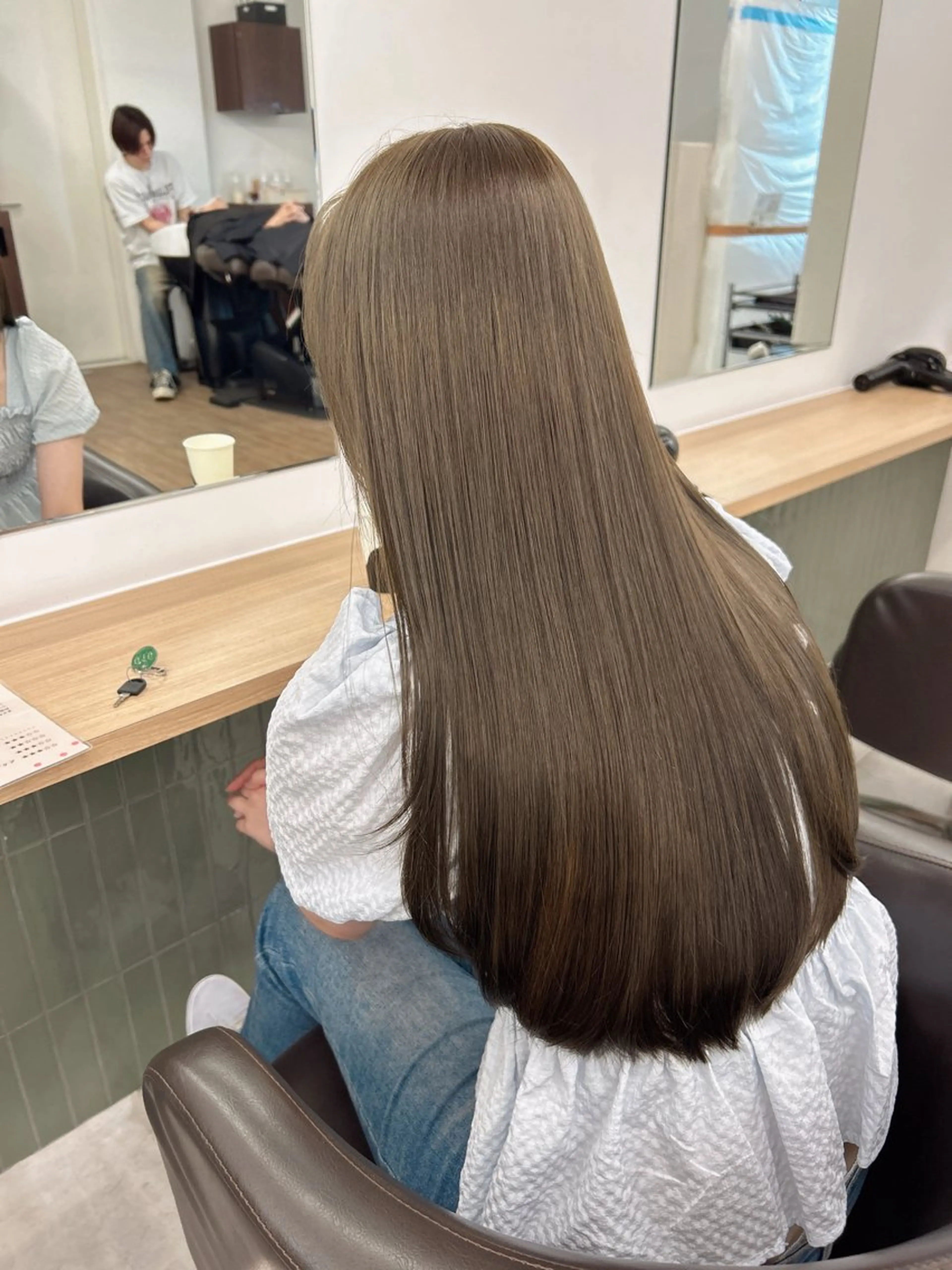 セミロング カラー ヘアアレンジ ベージュカラー ブリーチ グレージュ ブリーチなしカラー オリーブベージュ カット ヘアカラー トリートメント 【代表】 たき〜のヘアスタイル