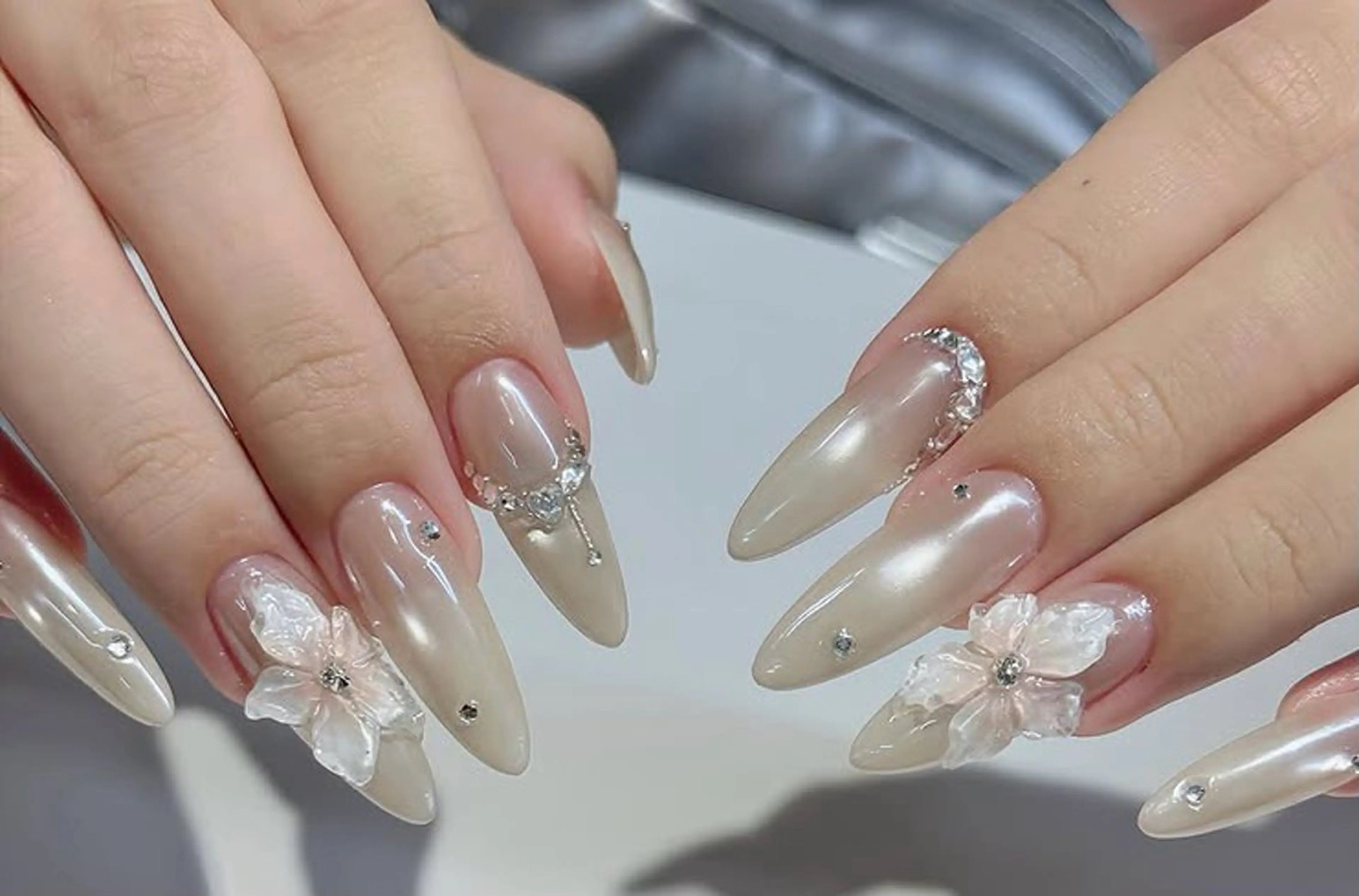 ネイル フレンチネイル グラデーション キラキラネイル 韓国ネイル マグネットネイル ハンドネイル ハンドケア Hara Nail & Beautyのネイルデザイン