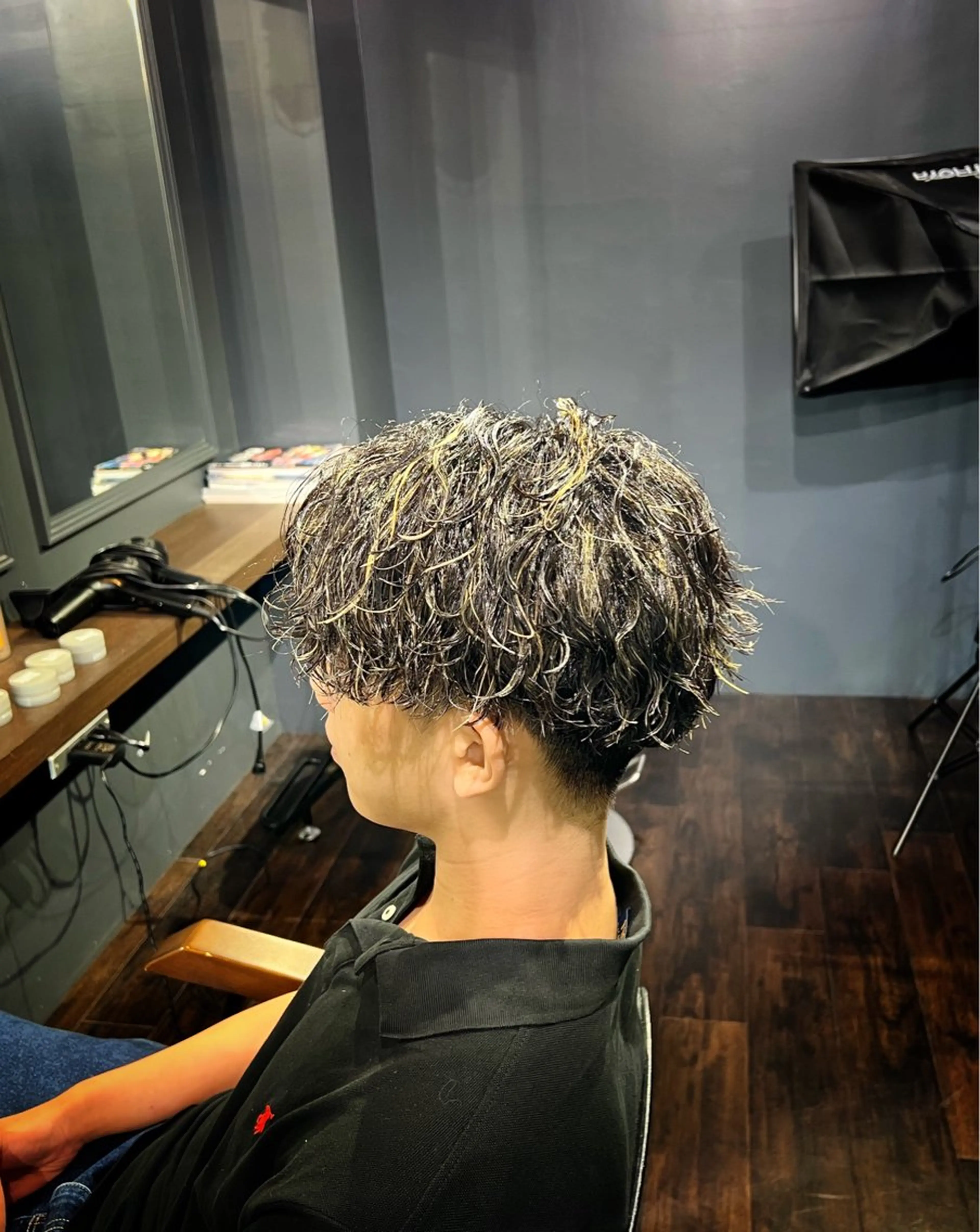 メンズ メンズブリーチ センターパート フェードカット フェザーパーマ メンズメッシュ カット ヘアカラー パーマ ショートボブ、ハイト ーン特化　/下川のヘアスタイル