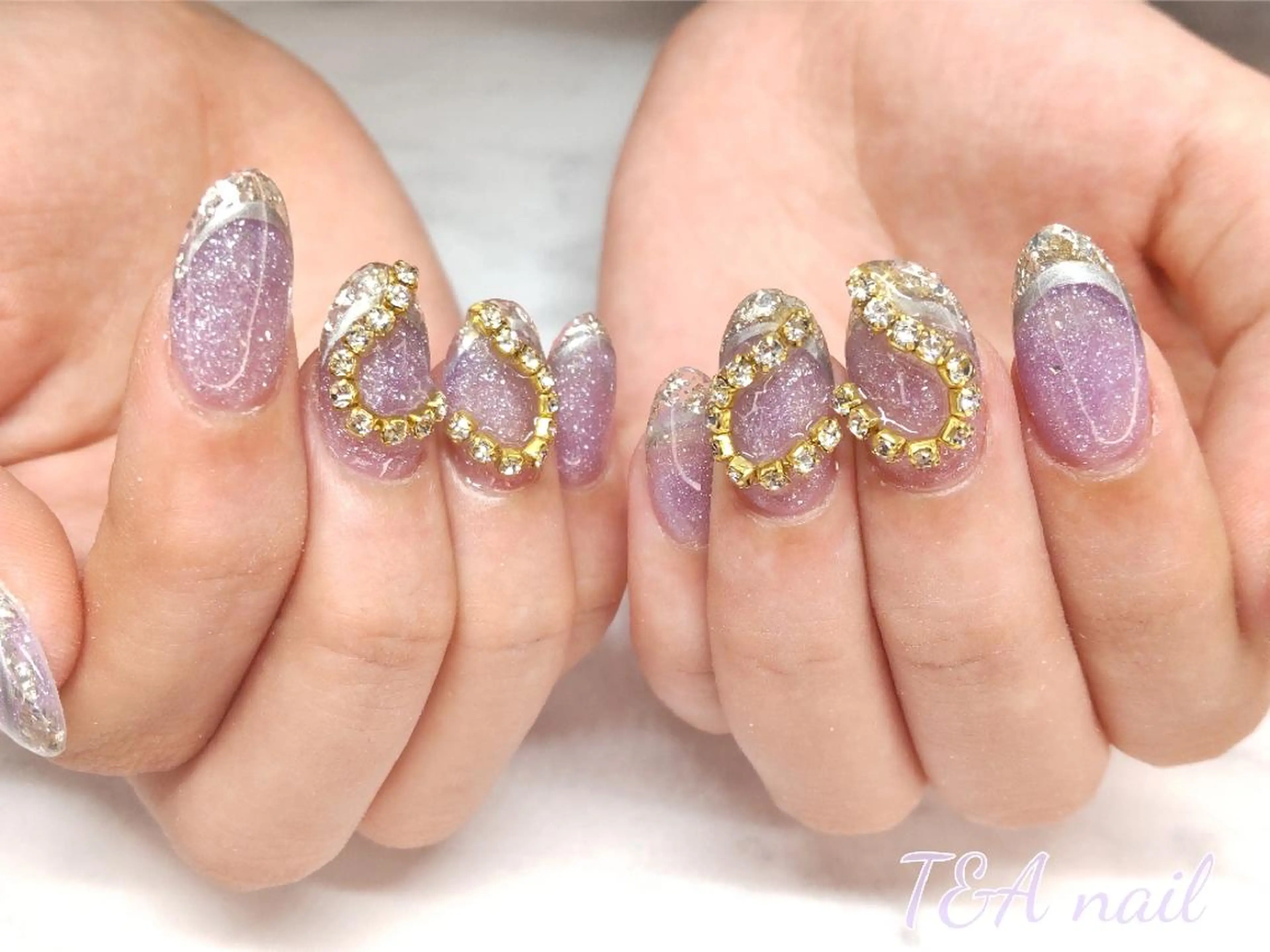 ミディアム ネイル パープルカラー 長さ出し ジェルネイル ハート キラキラネイル ハンドネイル T&A nailのネイルデザイン