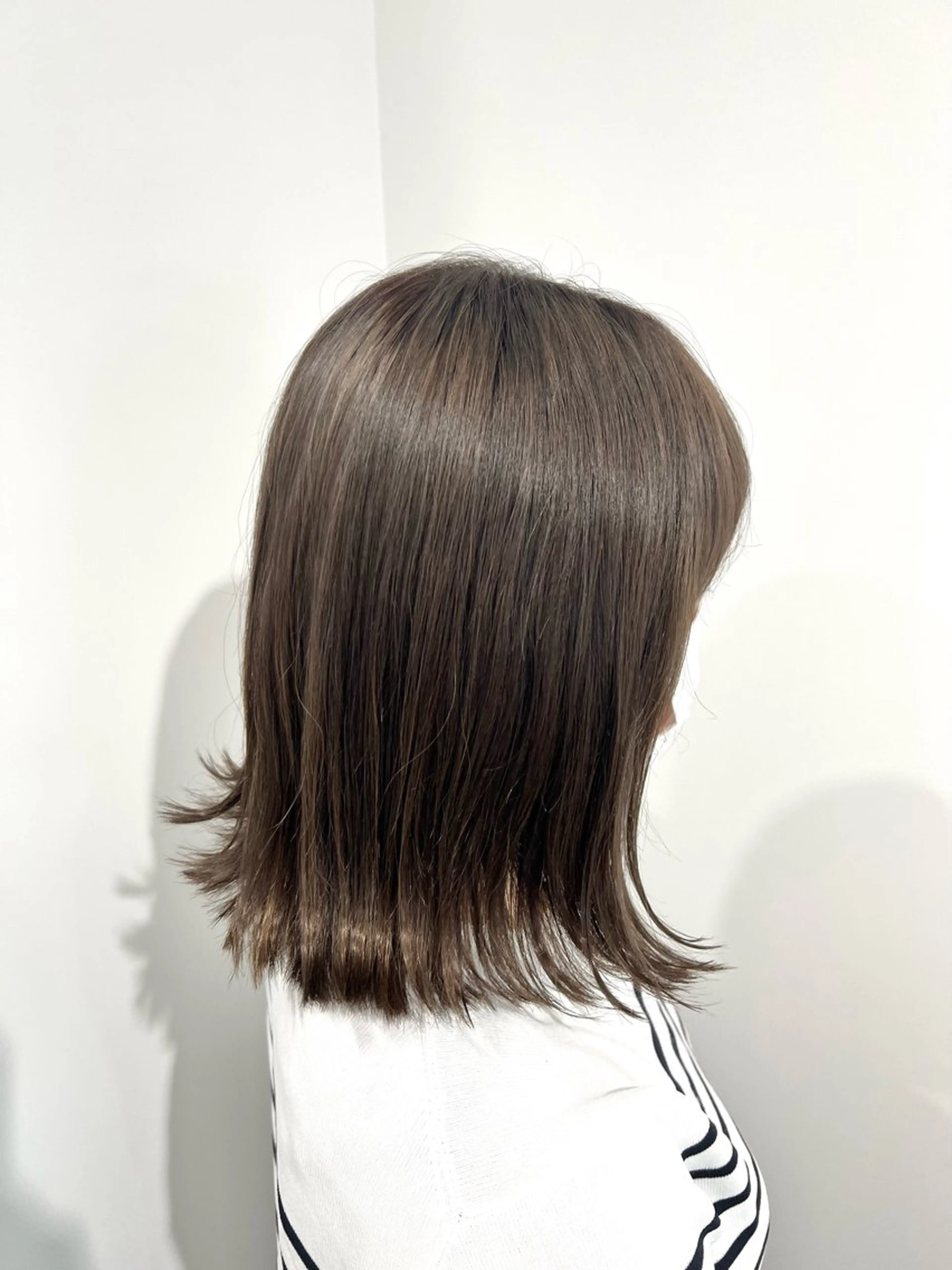 ミディアム 切りっぱなしロブ カット ヘアカラー トリートメント 新井 友菜のヘアスタイル