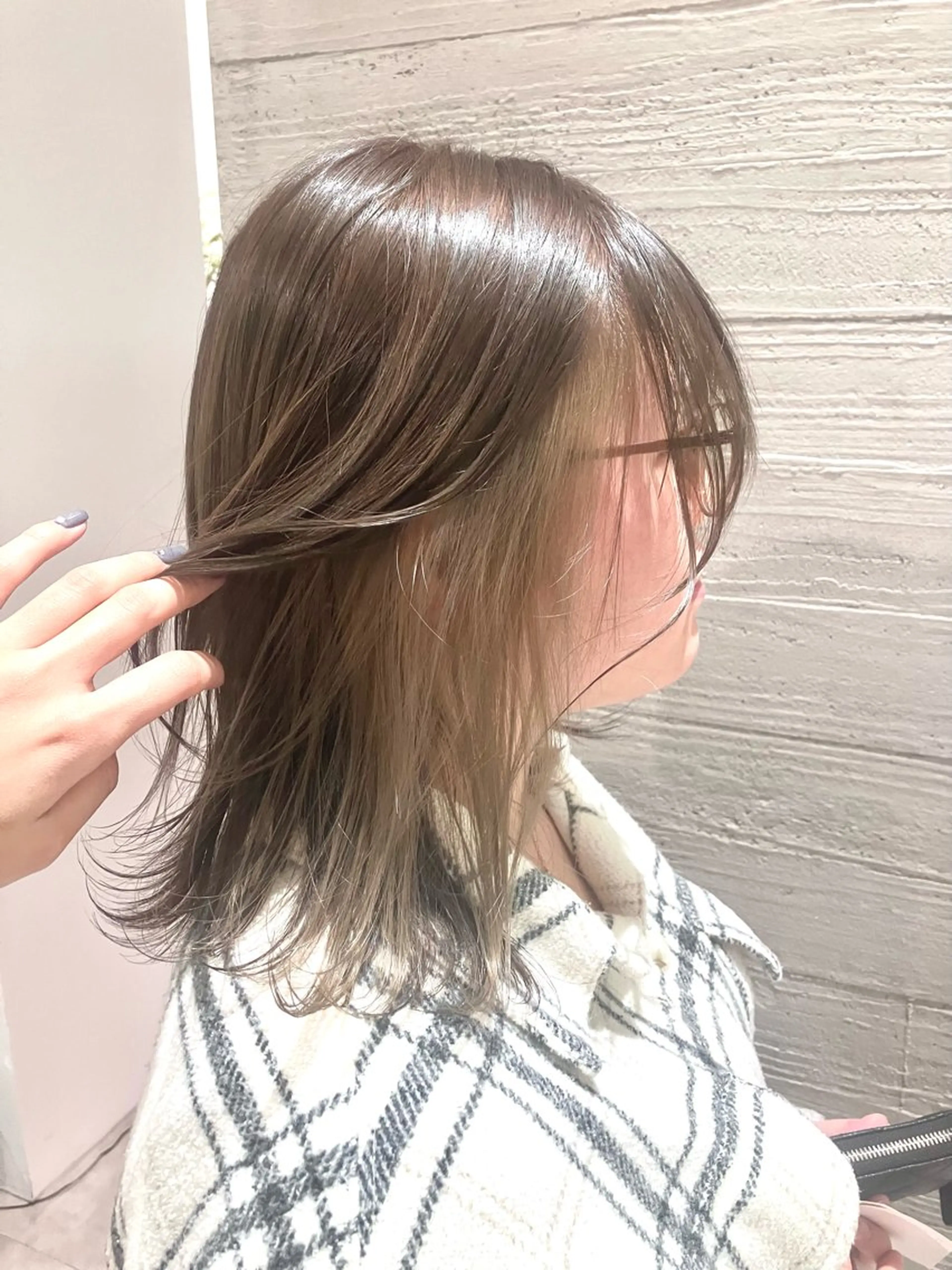 ミディアム カラー ベージュカラー サキ🤍ハイトーン 🩰くびれ巻きヘアのヘアスタイル