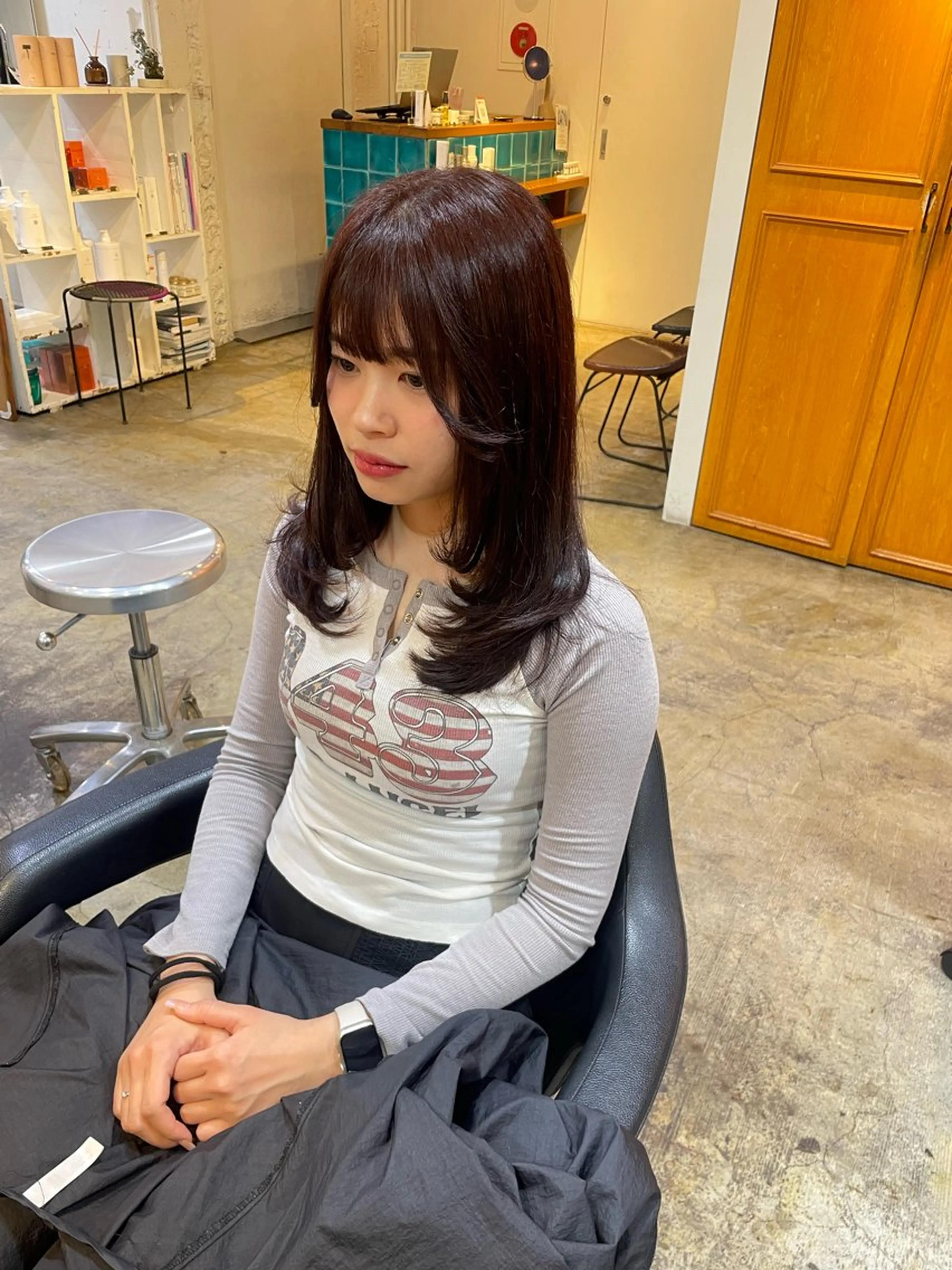 ミディアム カラー ボルドーカラー ブラウンカラー レイヤーカット カット ヘアカラー トリートメント MIOベージュカラー 柔らかいカラーのヘアスタイル