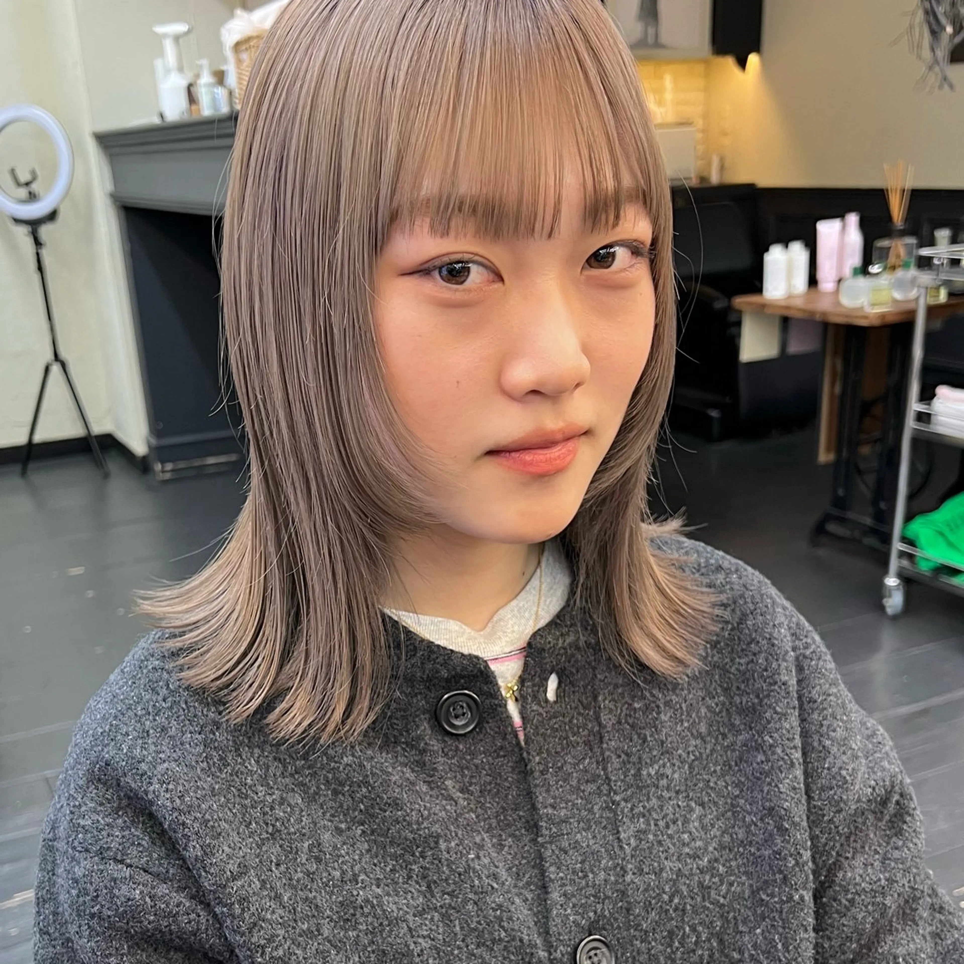 ミディアム カラー ベージュカラー グレージュ ミルクティーベージュ カット ヘアカラー 大久保 佳那のヘアスタイル