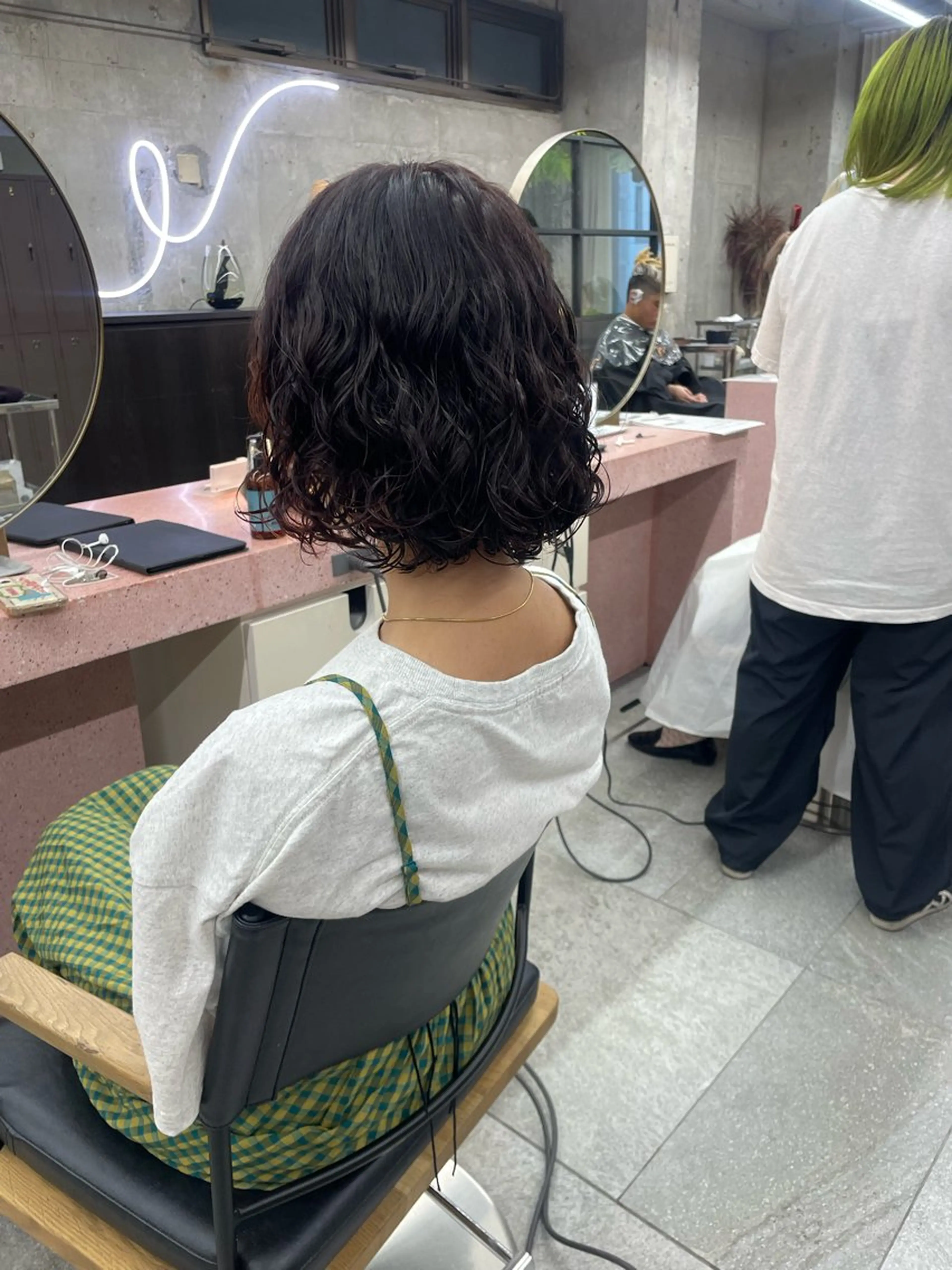 ミディアム カット ヘアカラー パーマ 鈴木瑛里／ブロンド ベージュ／ピンクのヘアスタイル