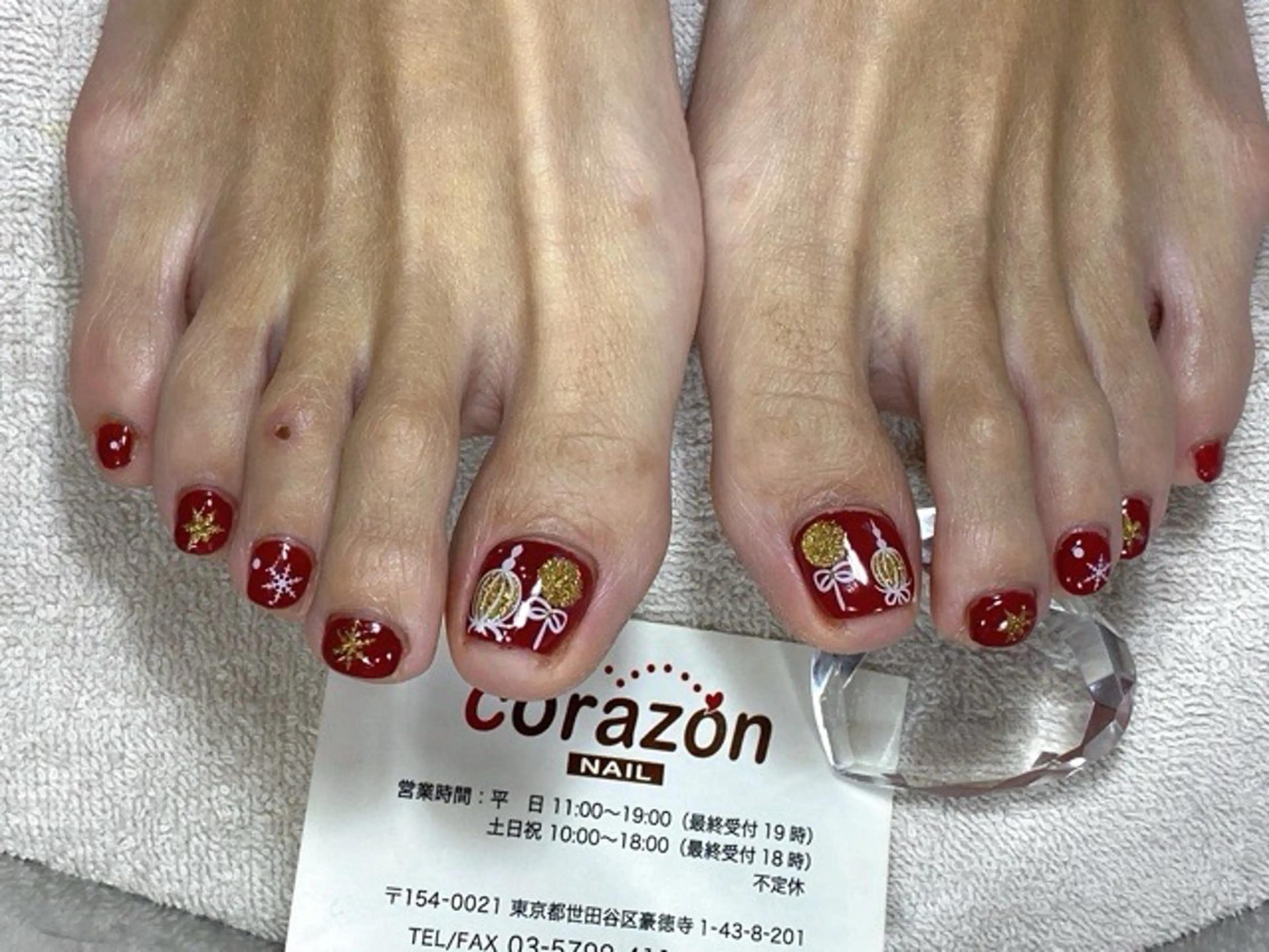 ネイル アートネイル フットネイル ゴールド 赤色 冬ネイル フットネイル corazon所属・ネイリスト aicoのネイルデザイン