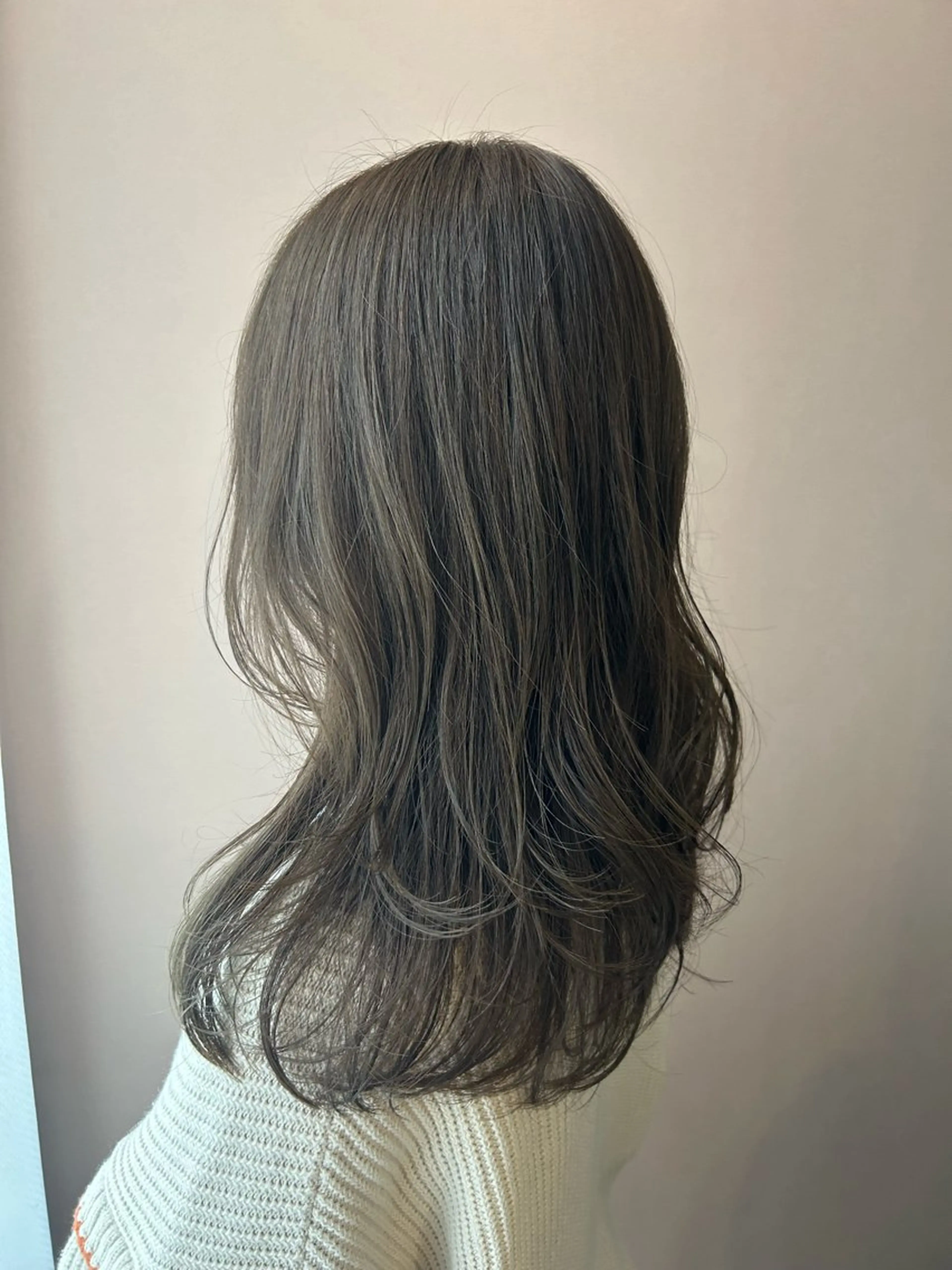 ロング カラー アッシュ ベージュカラー ブリーチ ブリーチなしカラー カット ヘアカラー トリートメント hub hair レイヤー/透明感のヘアスタイル