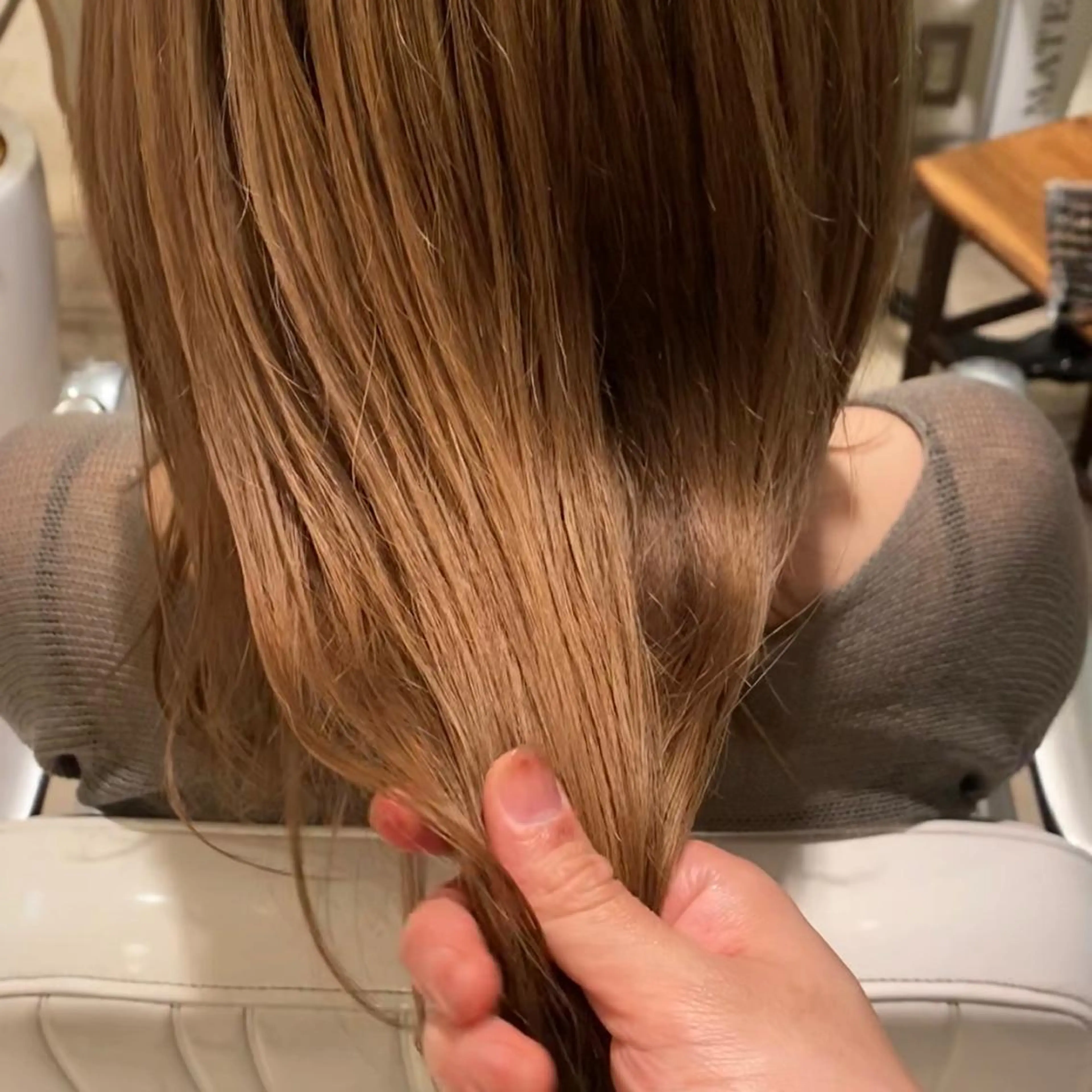 セミロング カラー ヘアアレンジ ベージュカラー ブリーチ ミルクティーベージュ salowin 渋谷　joule所属・美髪矯正 韓国レイヤーのヘアスタイル