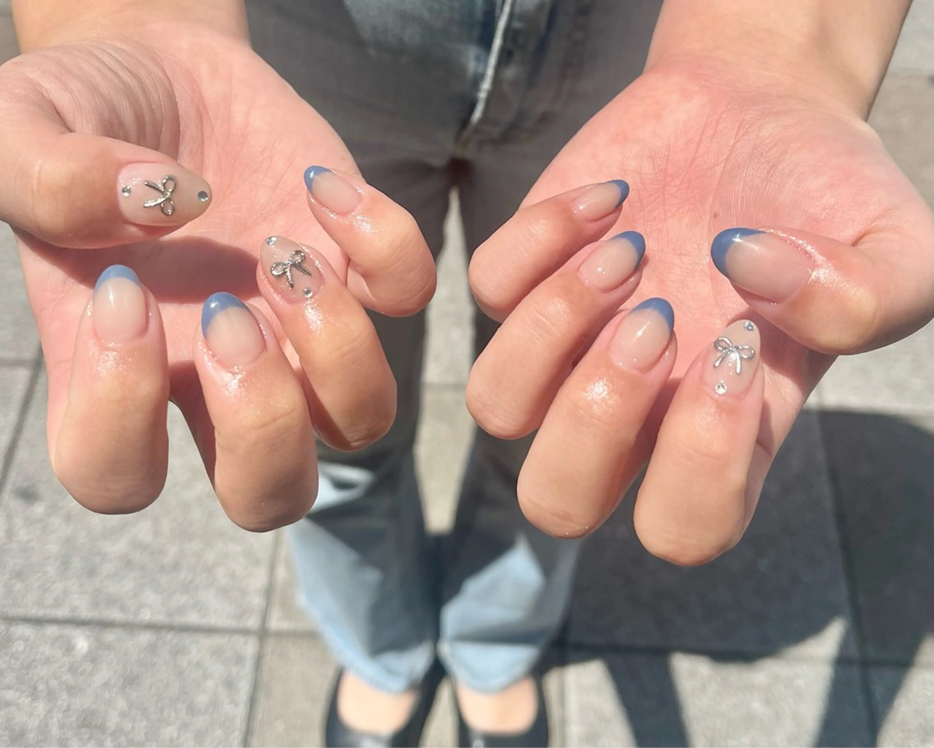 ネイル ブルー フレンチネイル リボン ハンドネイル 友田 晴香のネイルデザイン