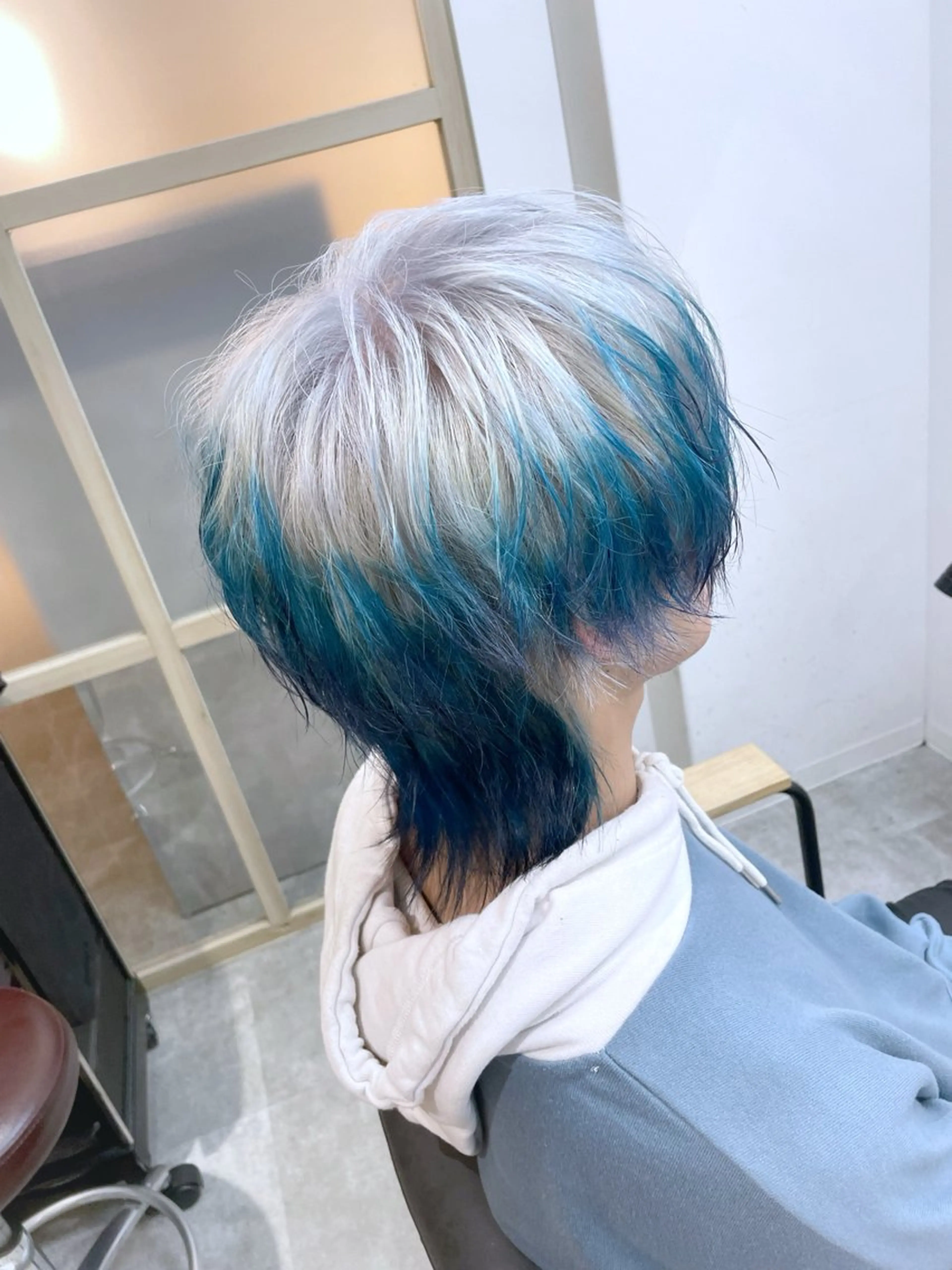 ミディアム カラー メンズ メンズハイトーン メンズウルフカット ブルーカラー デザインカラー ハイトーンカラー カット ヘアカラー トリートメント EMANON新宿南口所属・🦄中性ウルフ ☁️Shiori🦄のヘアスタイル