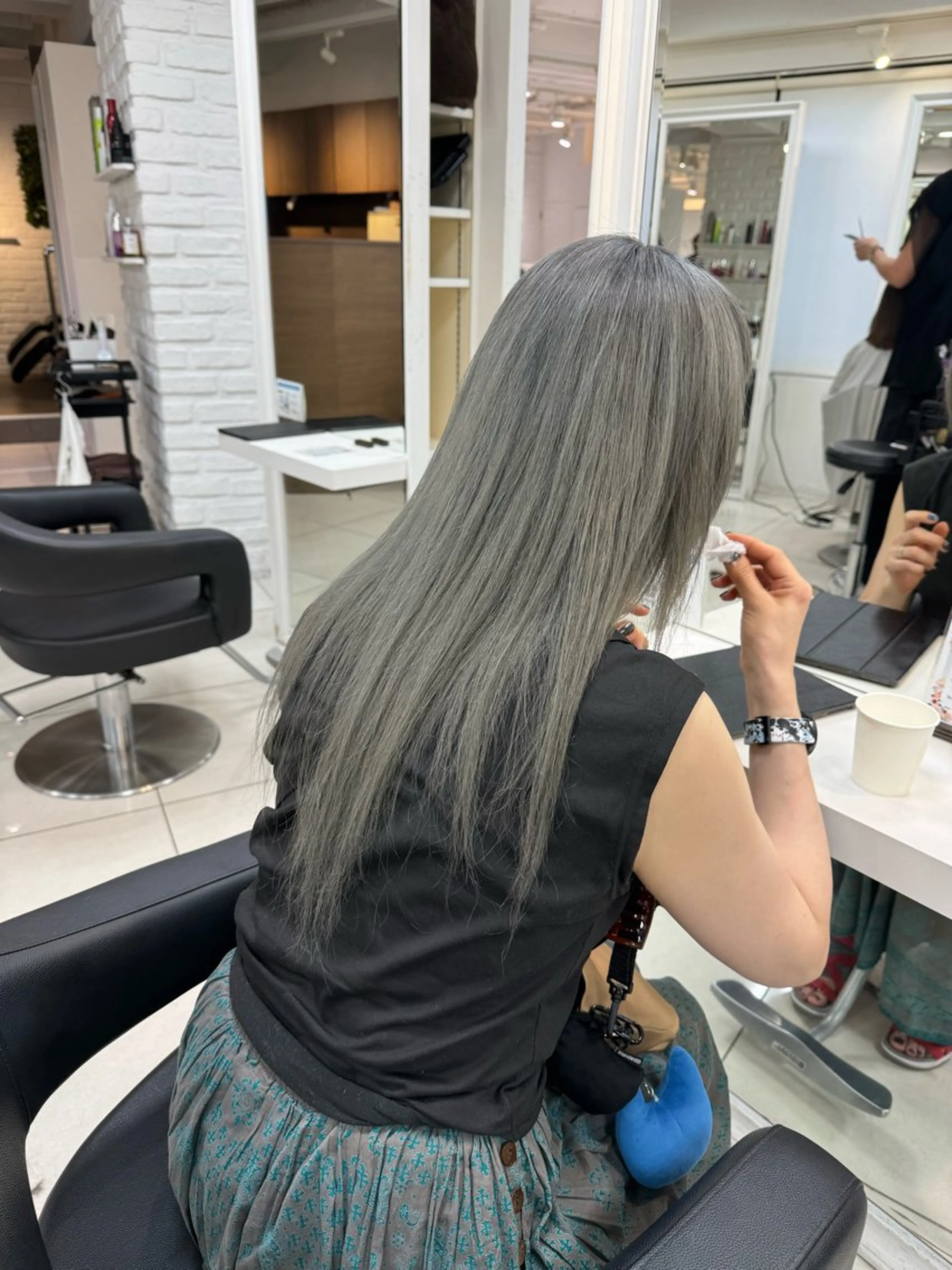 ロング カラー ブリーチ ブルーカラー ブルージュ イルミナカラー シルバー カット ヘアカラー トリートメント 【デザインカラー】 粥川佳日望のヘアスタイル