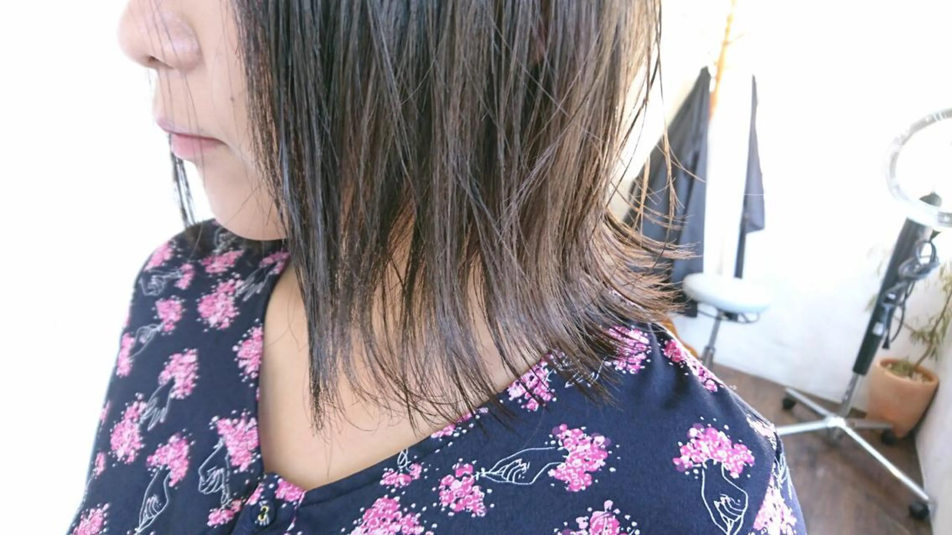 ショート カラー パーマ ヘアアレンジ アッシュ ベージュカラー 外ハネヘア エグチ アキラのヘアスタイル