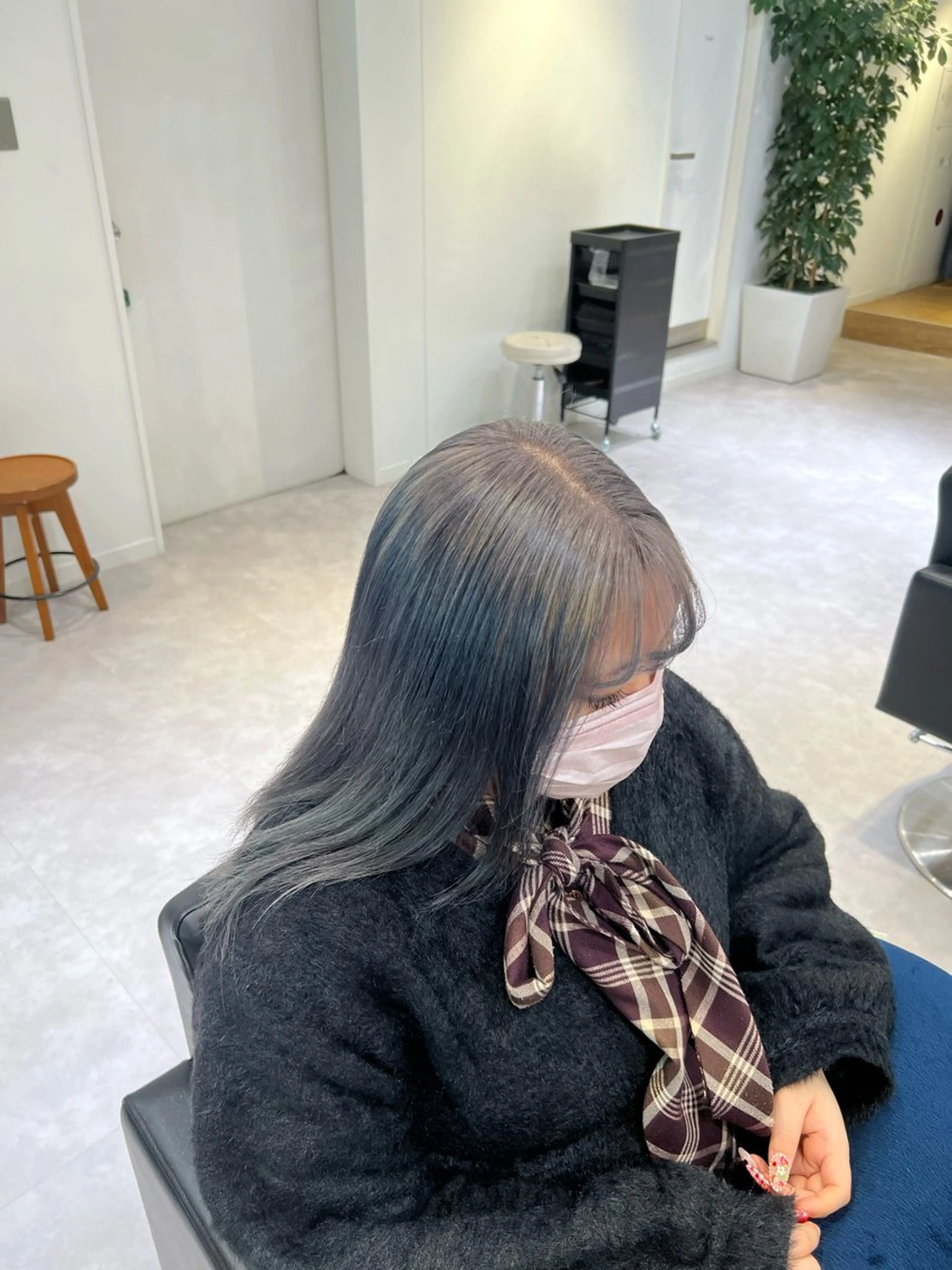 セミロング カラー ブリーチ デザインカラー シルバー 無料カットモデル/ ショート特化/荒砂のヘアスタイル