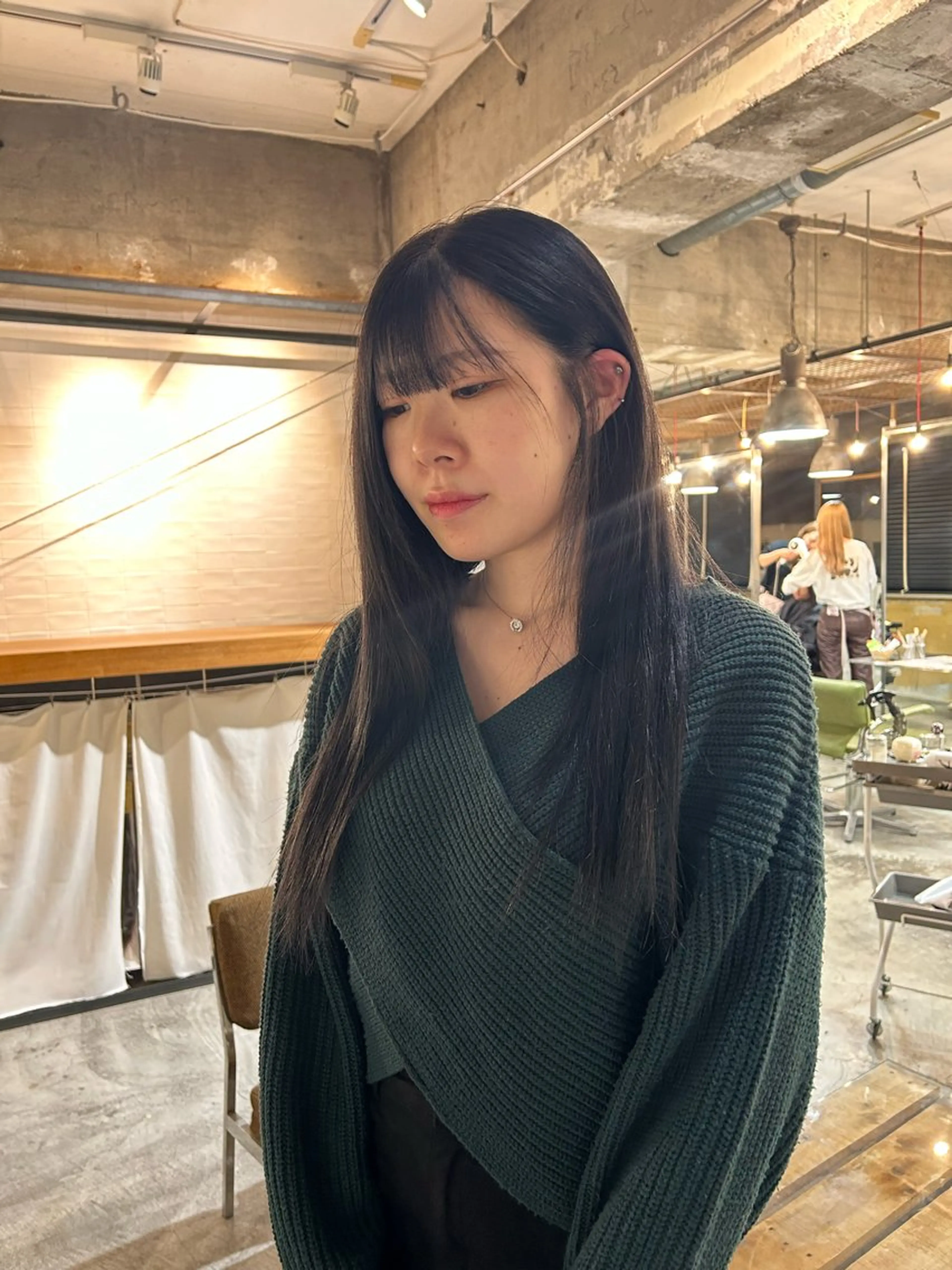ロング カラー 黒髪 ブリーチ 透明感カラー グレーブラック ヘアカラー トリートメント 丸みショート /nagisaのヘアスタイル