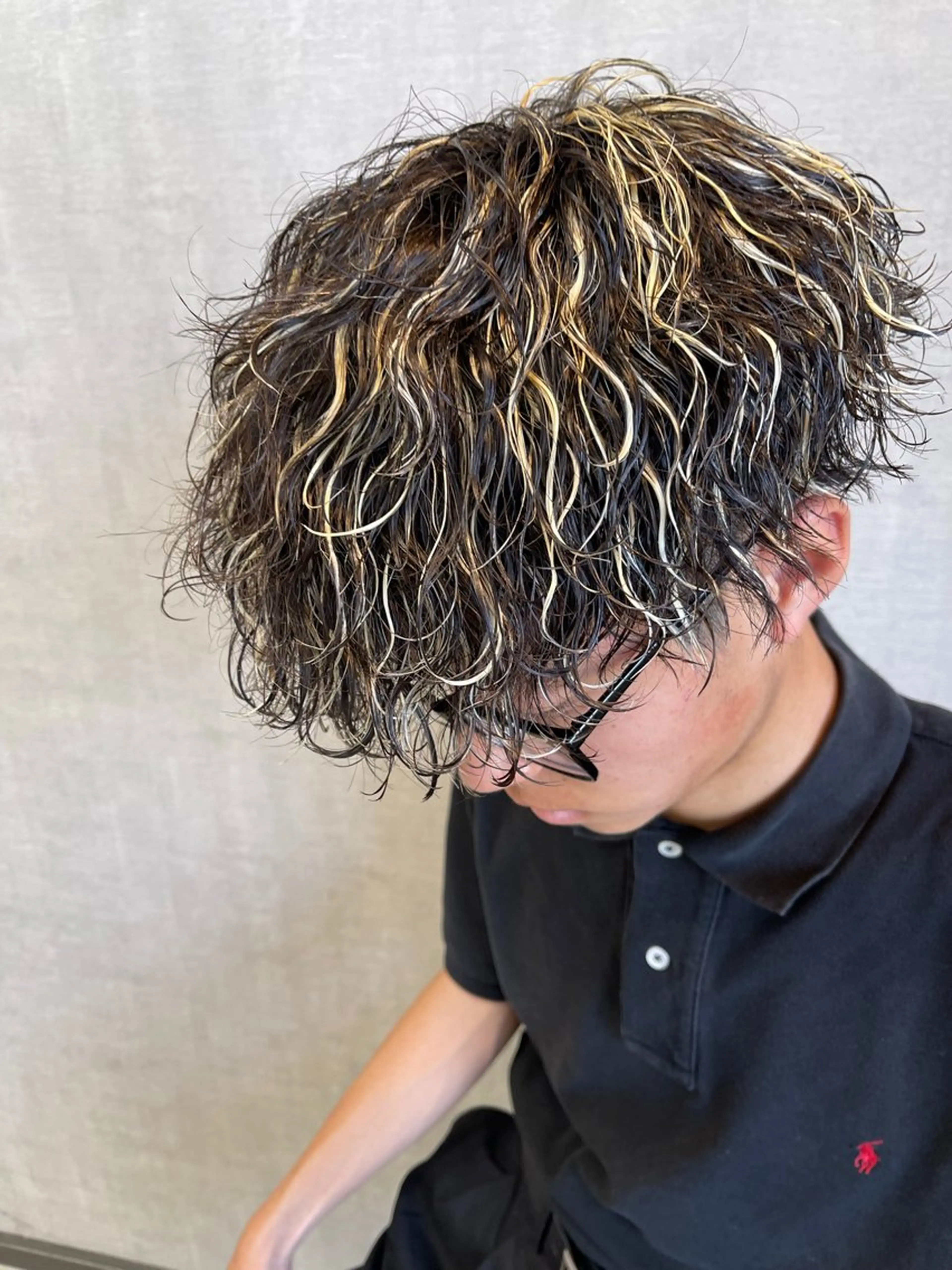 ミディアム カラー パーマ メンズ ミディアムパーマ メンズメッシュ メンズパーマ 波巻きパーマ メッシュ カット パーマ メンズカット/メンズ パーマ/メンズ特化のヘアスタイル