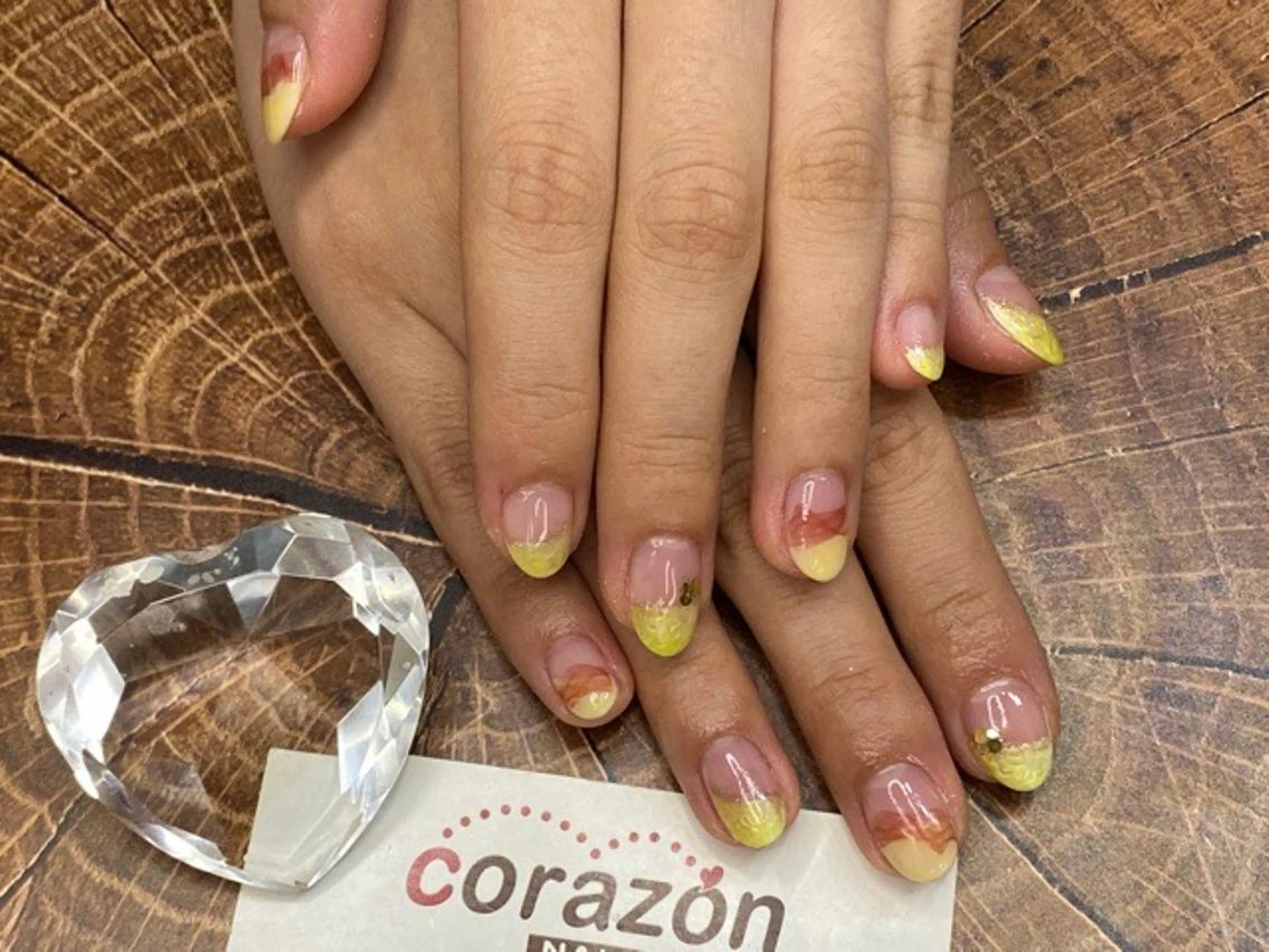 ネイル アートネイル フレンチネイル キラキラネイル 斜めフレンチ 黄色 corazon所属・ネイリスト aicoのネイルデザイン