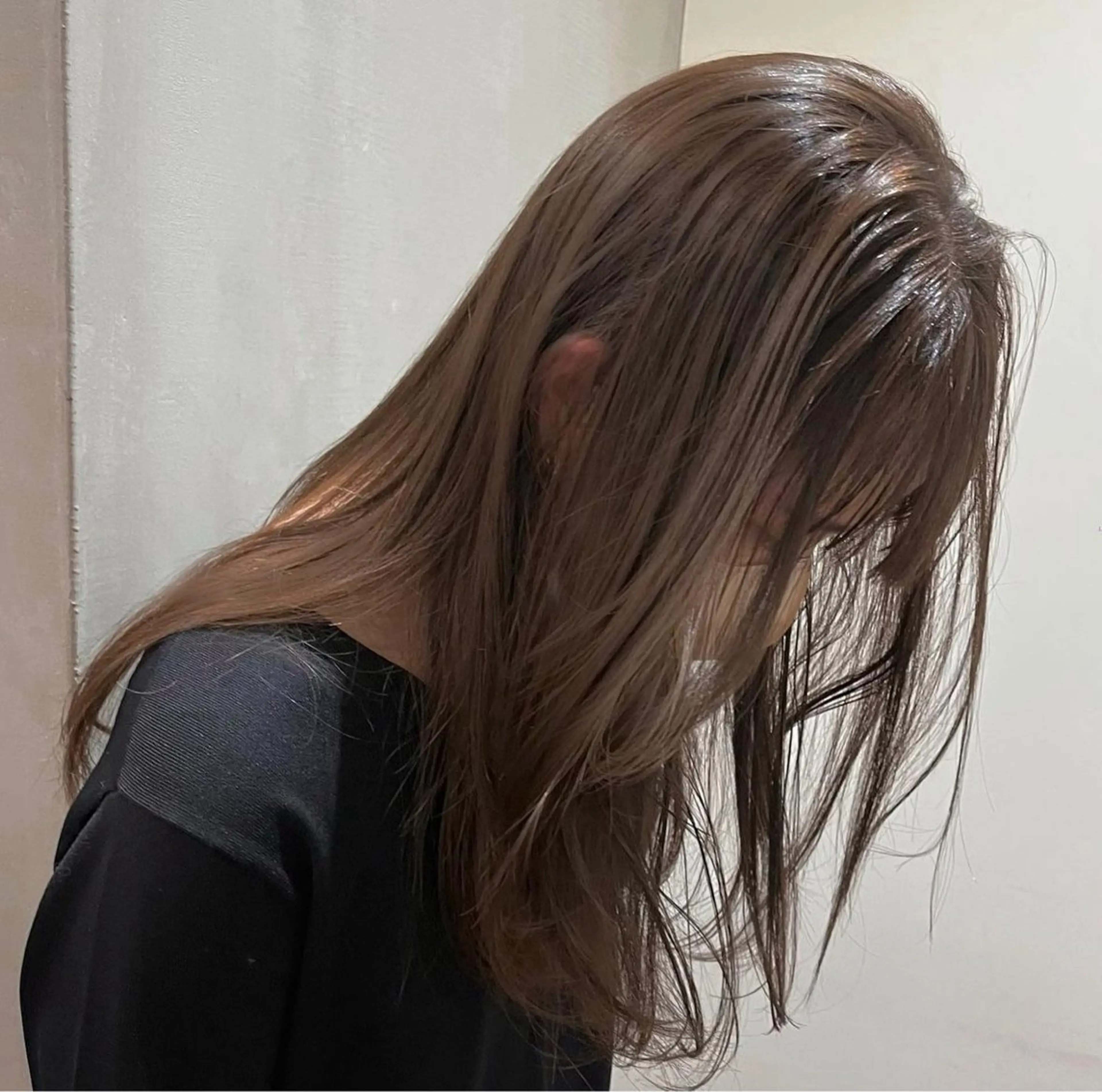 セミロング カラー ベージュカラー ブリーチ ブリーチなしカラー kuma /透明感カラーのヘアスタイル