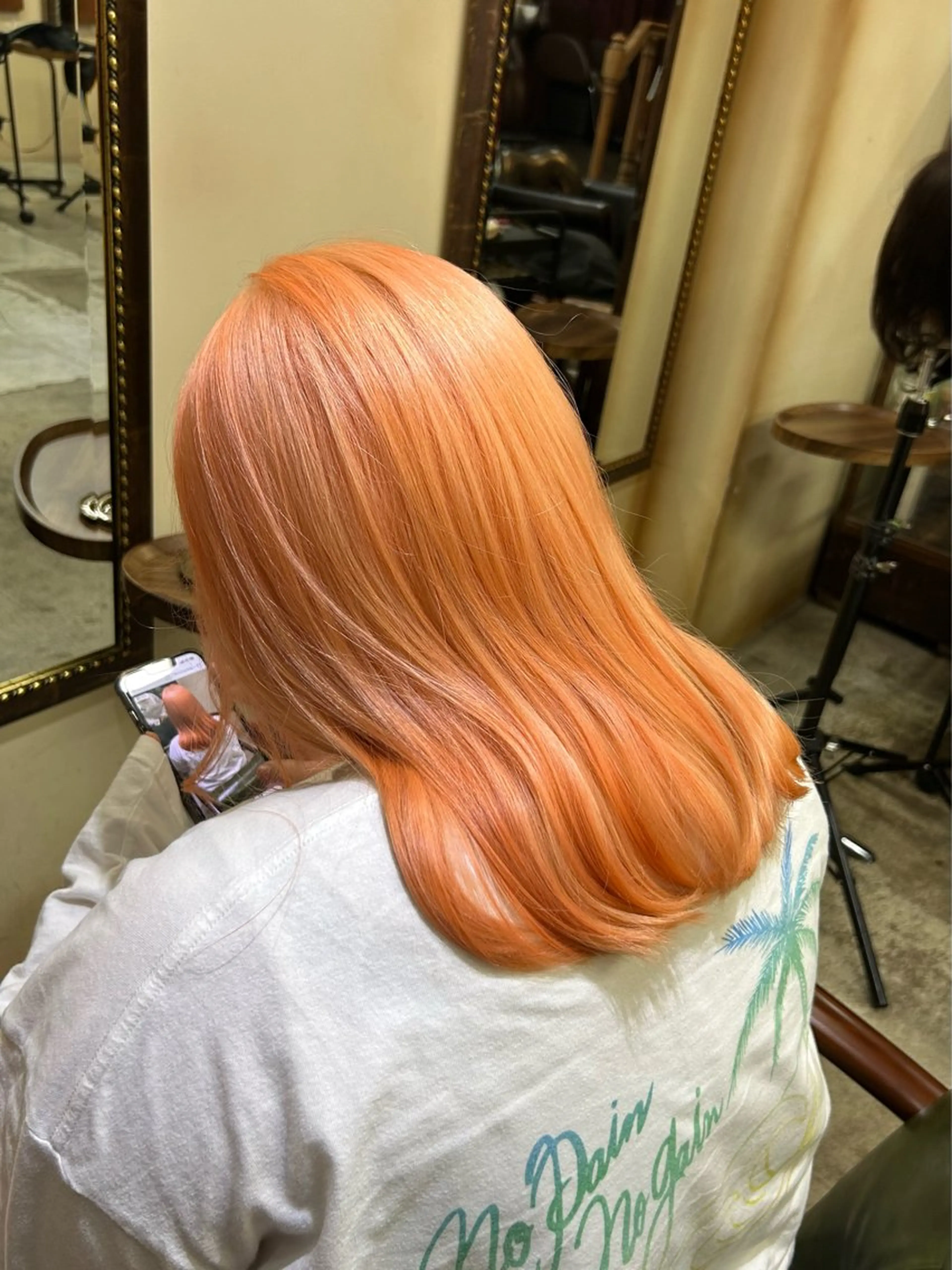 セミロング カラー ブリーチ オレンジ ヘアカラー abilita MIYUのヘアスタイル