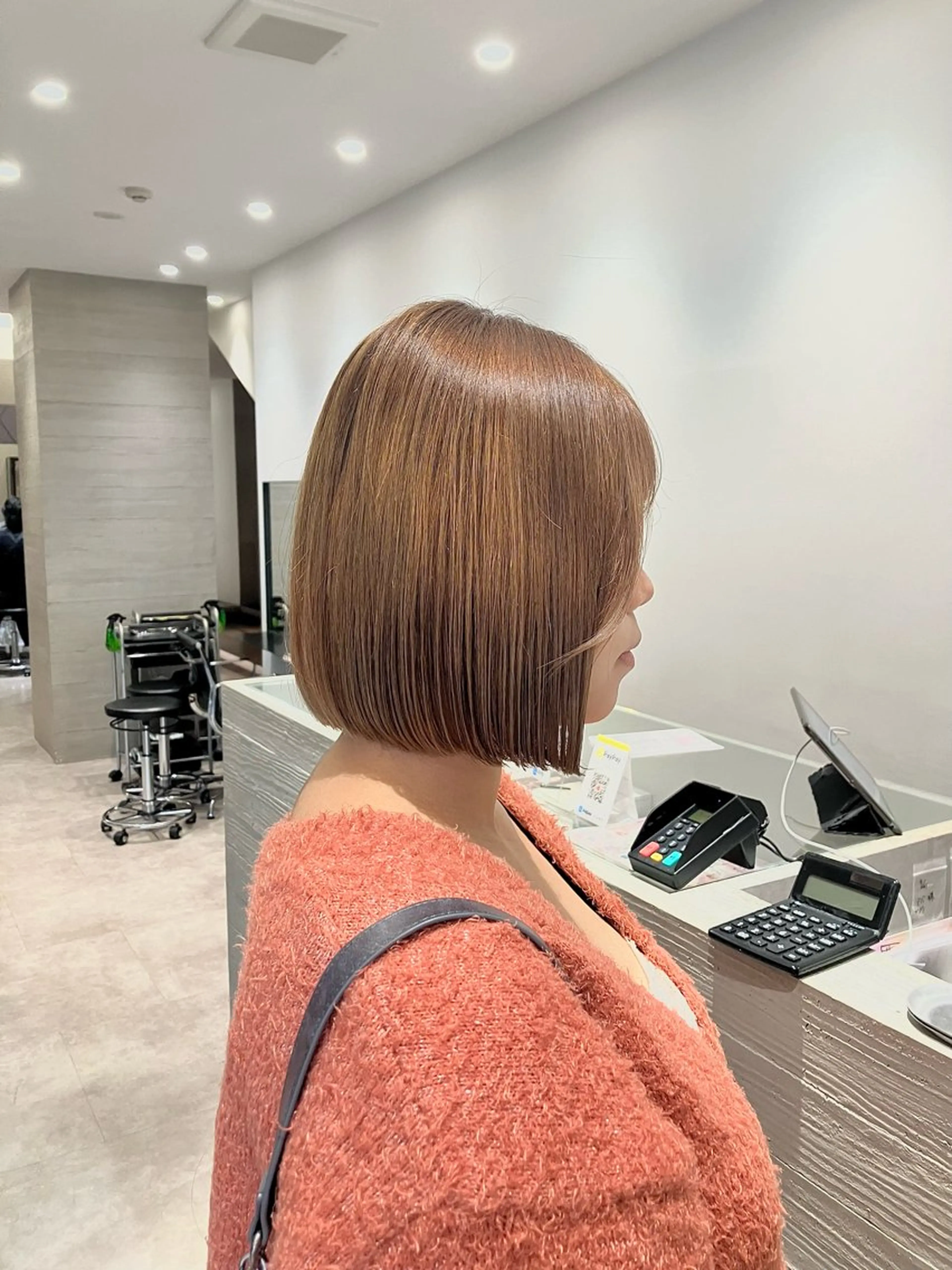 ショート ボブ カット サキ🤍ハイトーン 🩰くびれ巻きヘアのヘアスタイル