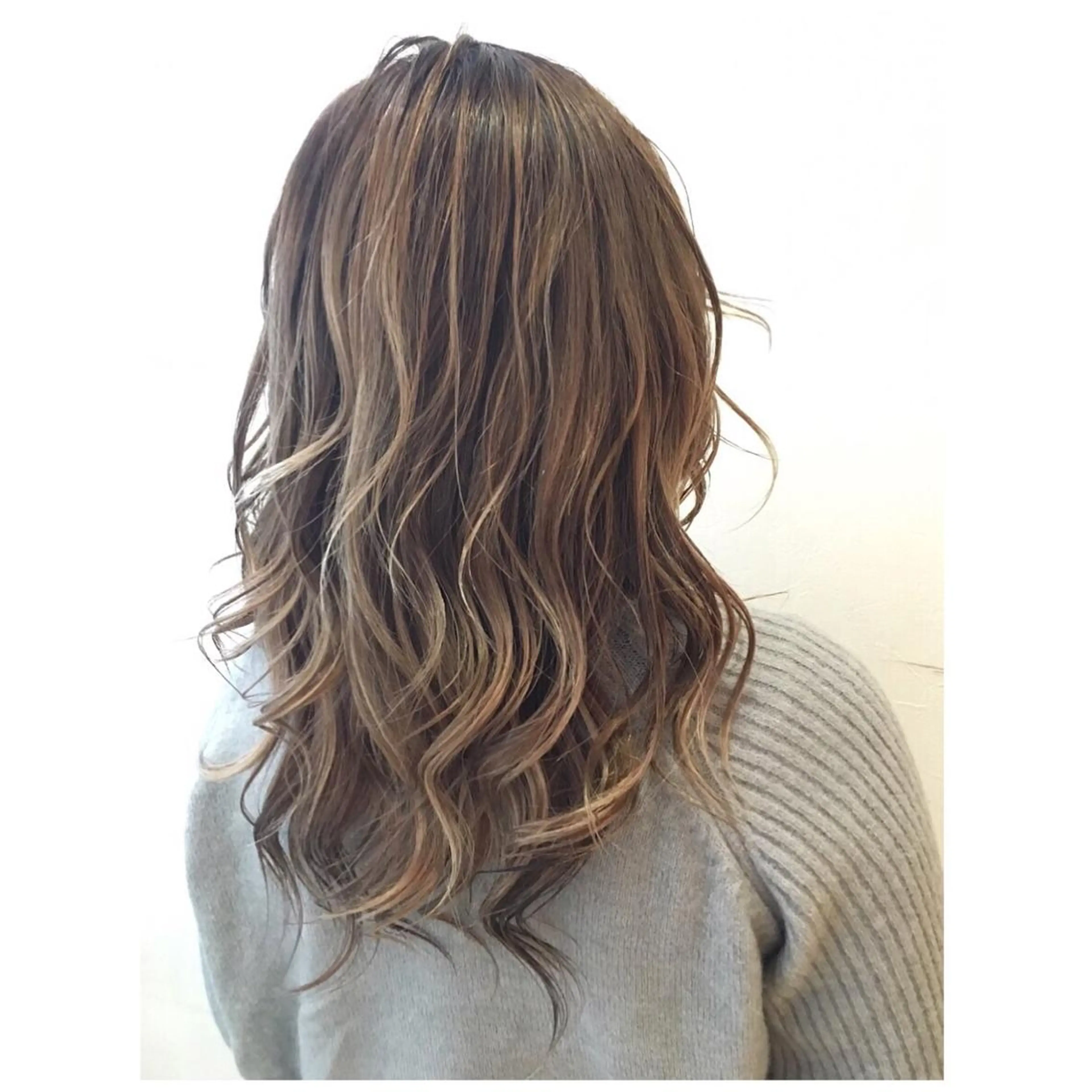 ミディアム セミロング ロング カラー ベージュカラー ホワイトベージュ TOMOYAレイヤー ブリーチ縮毛矯正のヘアスタイル
