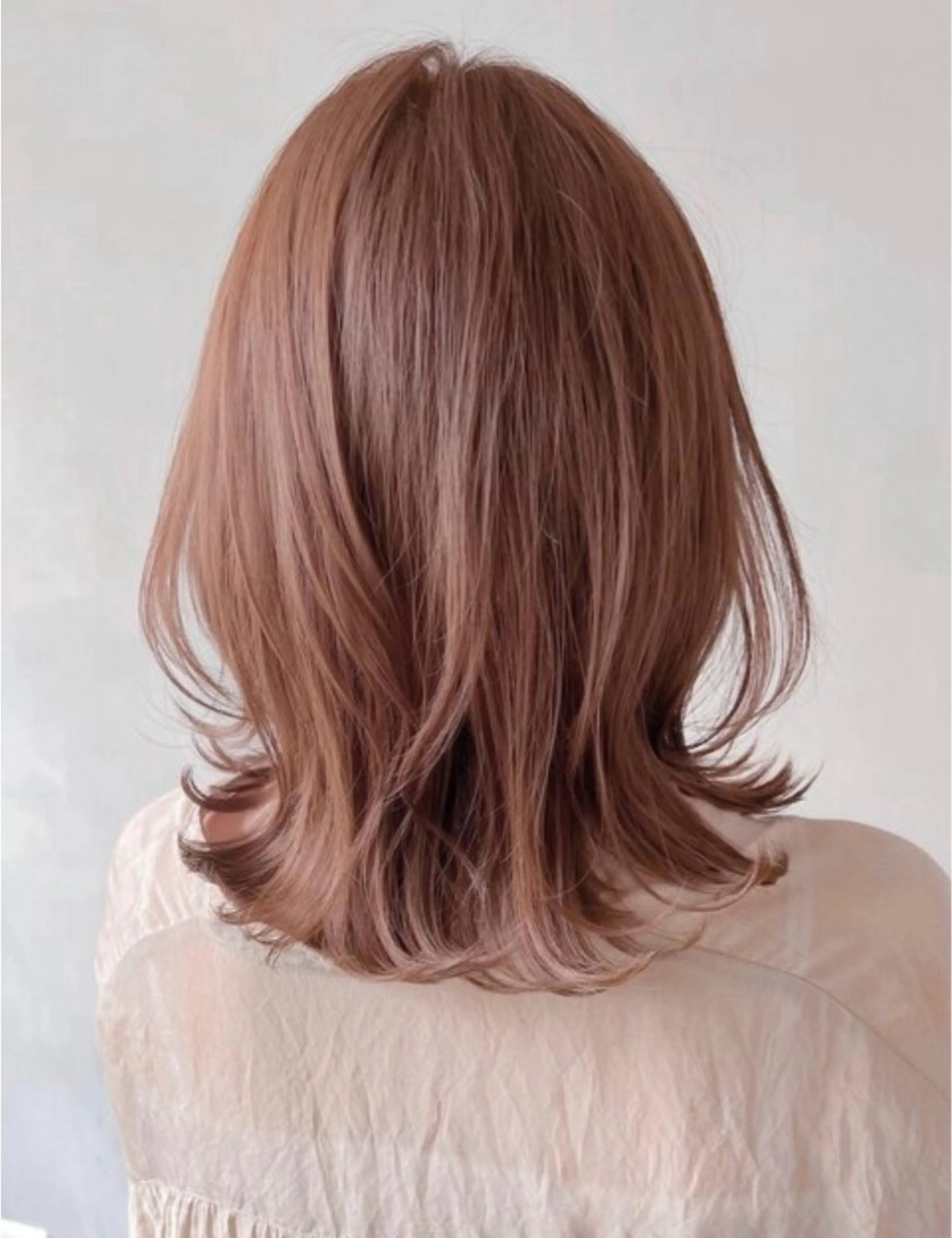 ミディアム カラー くびれヘア くびれレイヤー レイヤーカット 外ハネヘア 臺 佳連のヘアスタイル