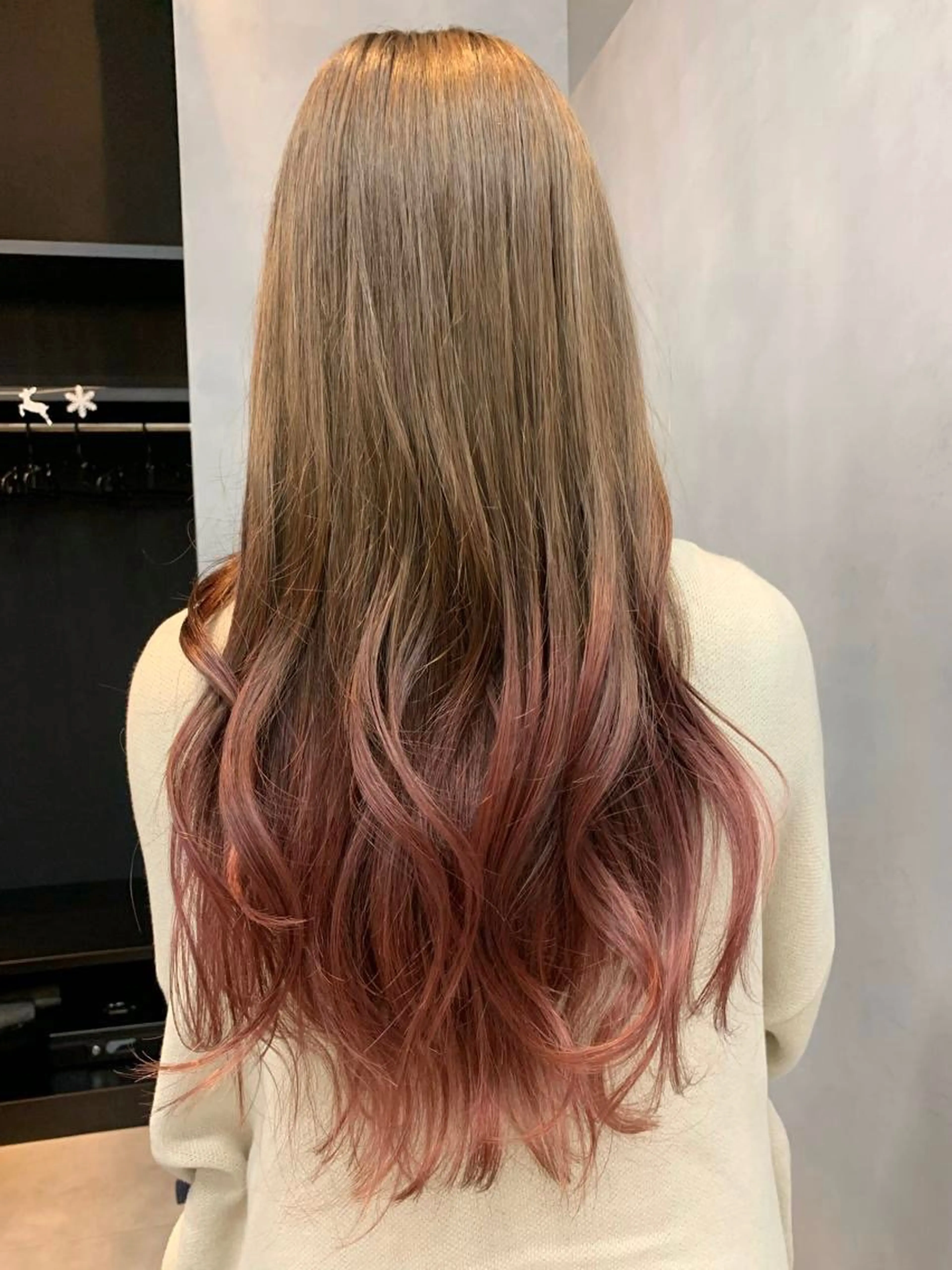 ロング カラー グラデーションカラー ピンクカラー レッドカラー カット ヘアカラー tomoka 推しカラーのヘアスタイル