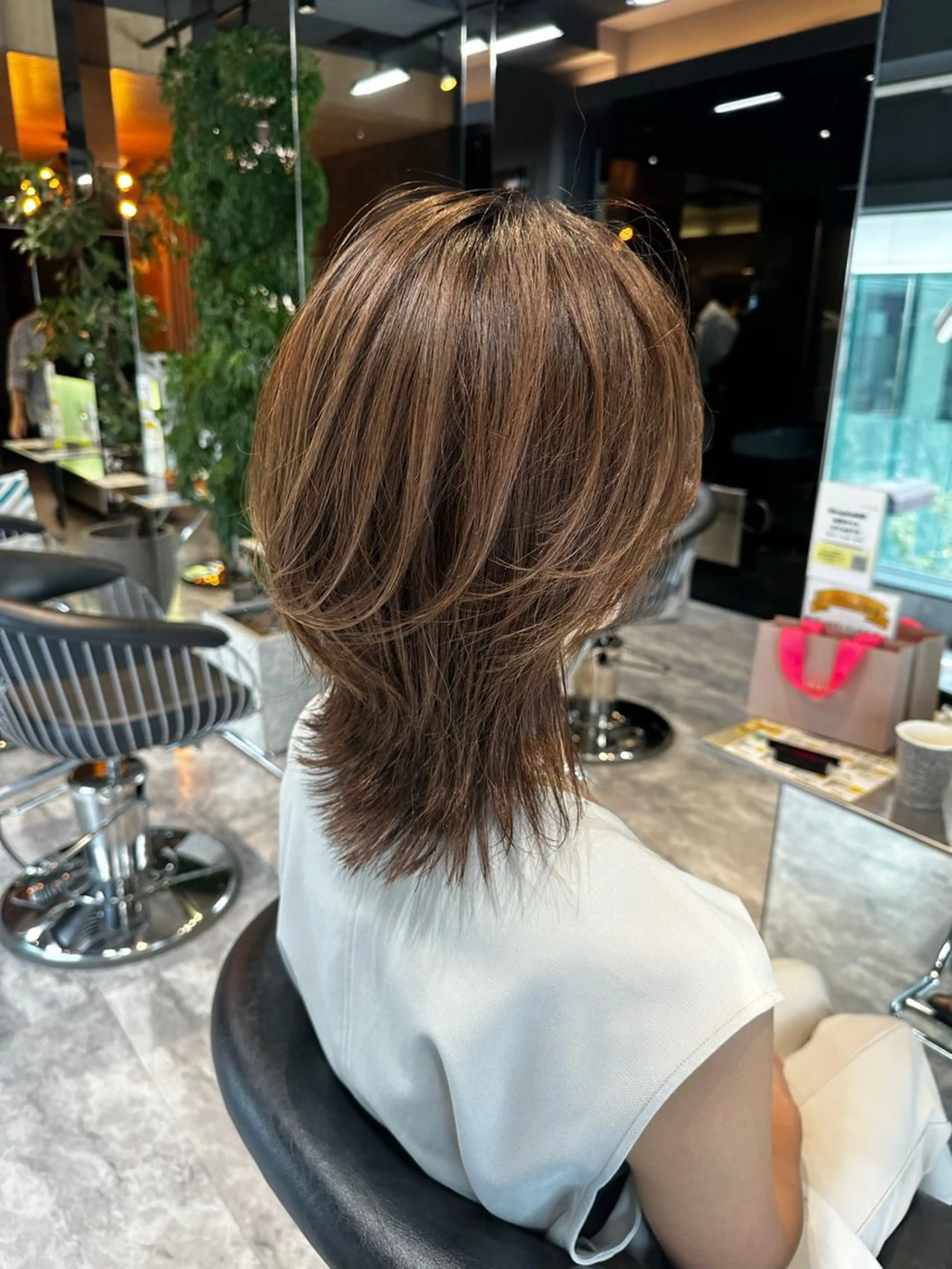 ミディアム カット ヘアカラー トリートメント 縮毛矯正/酸性ストレ ート/艶カラー/堅田のヘアスタイル